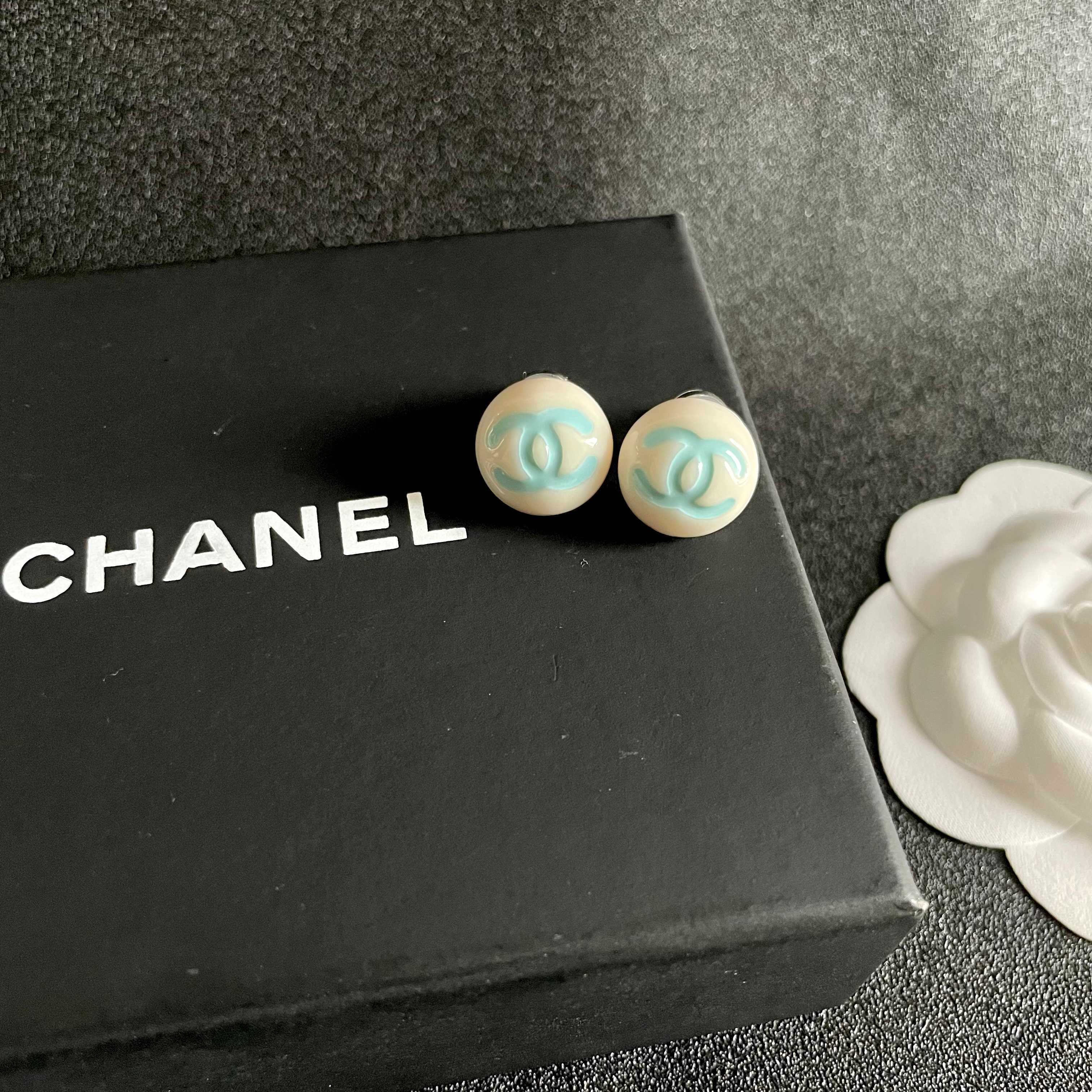 Chanel香奈儿 中古 双C耳钉👀原版复刻logo 小香家的款式真心无需多介绍😘🎶每一款都超好看，精致