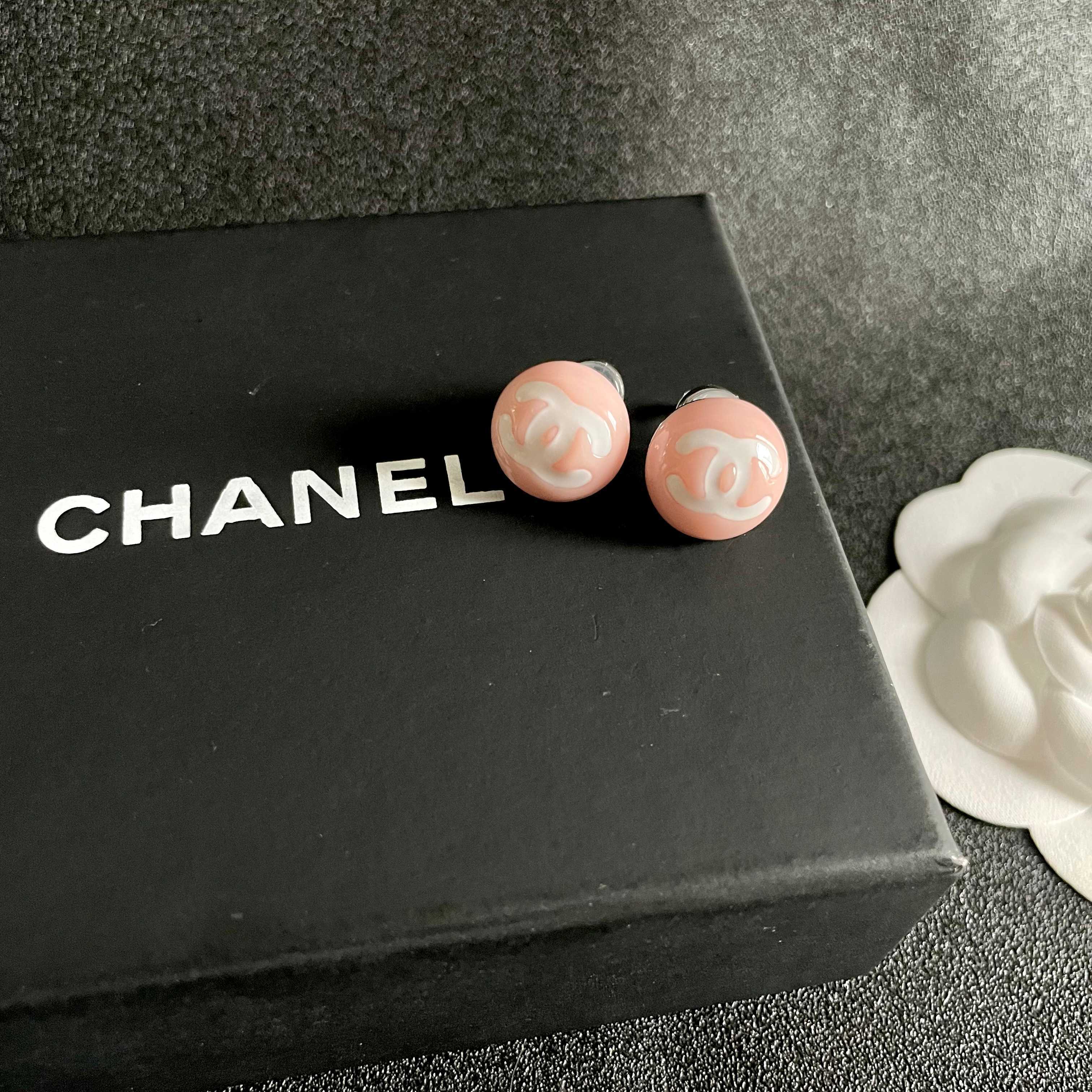 Chanel香奈儿 中古 双C耳钉👀原版复刻logo 小香家的款式真心无需多介绍😘🎶每一款都超好看，精致