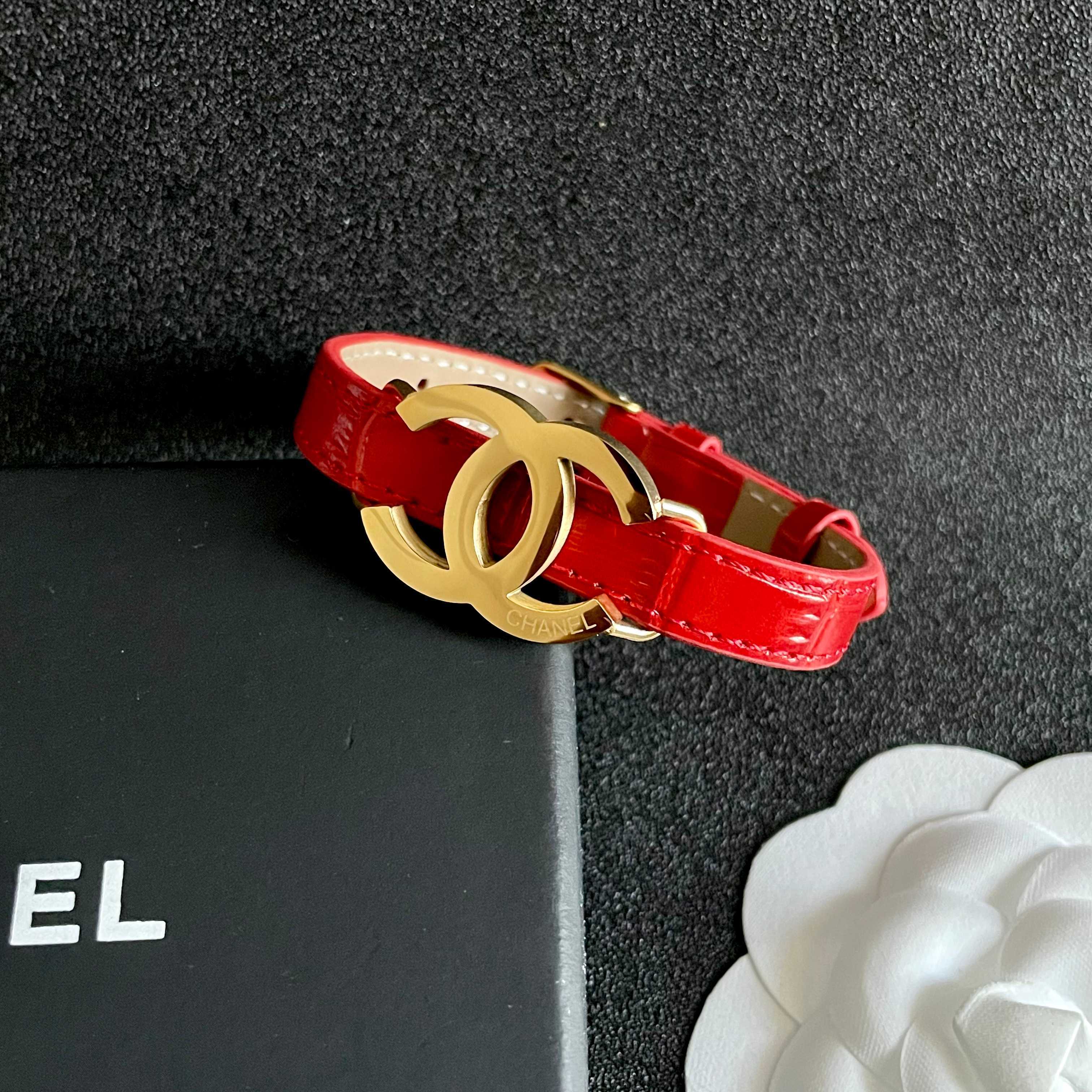 新品😍 小香风Chanel2025新款 原单货皮革手镯🔹🔹 🔹专柜一致材质 火爆款出货 设计独特 复古前
