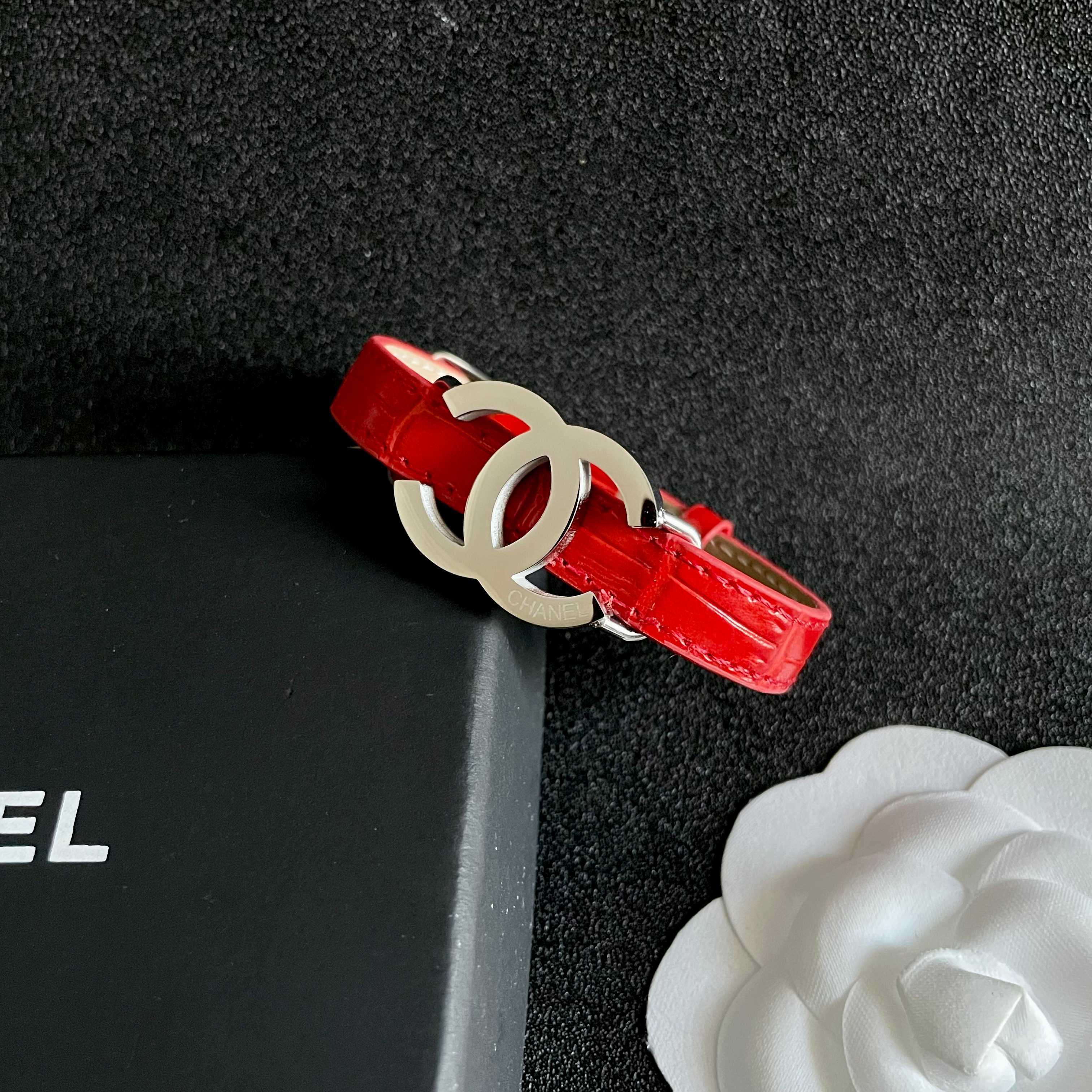 新品😍 小香风Chanel2025新款 原单货皮革手镯🔹🔹 🔹专柜一致材质 火爆款出货 设计独特 复古前