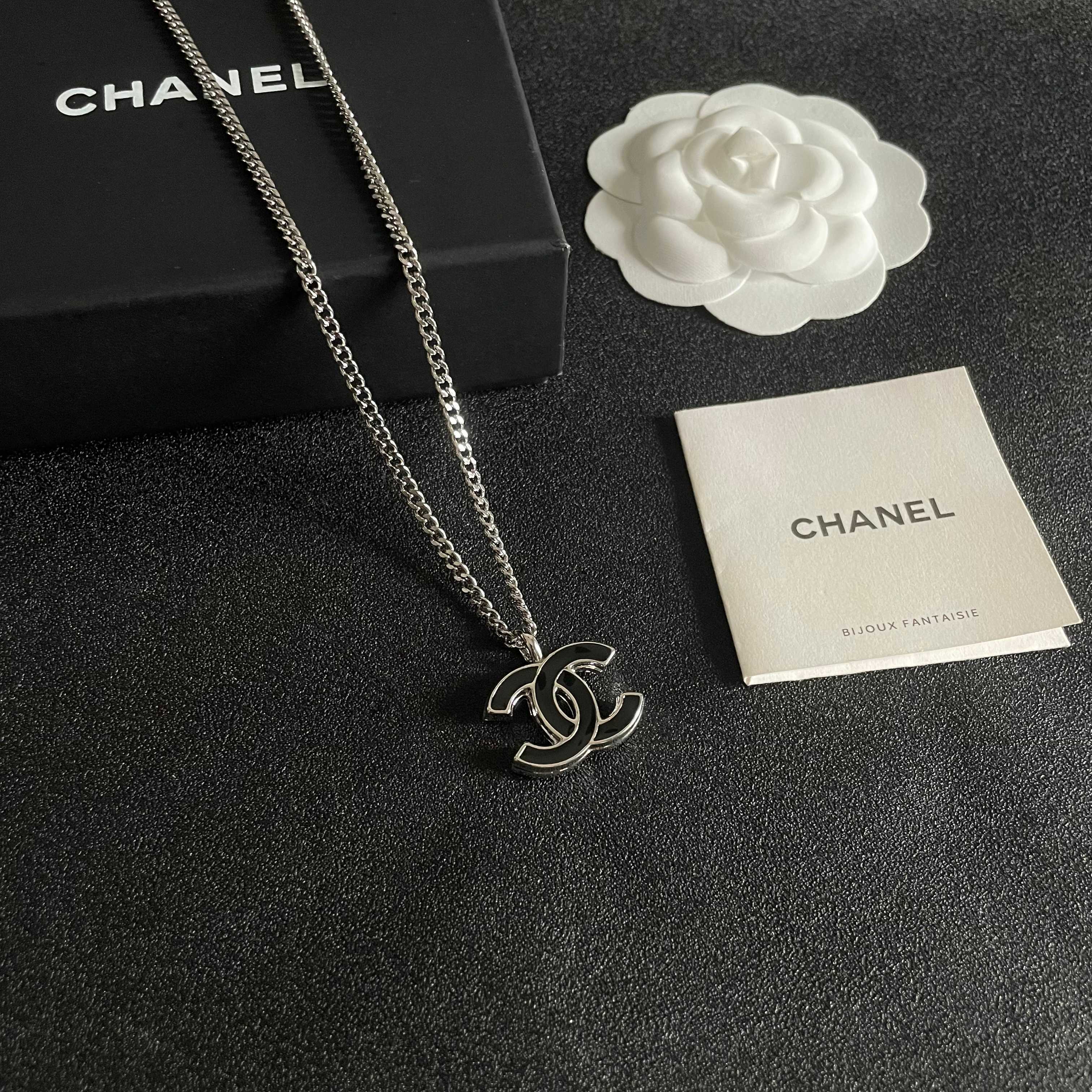Chanel香奈儿 中古 字母项链👀小香家的款式真心无需多介绍😘🎶每一款都超好看，精致大方，非常显气质.