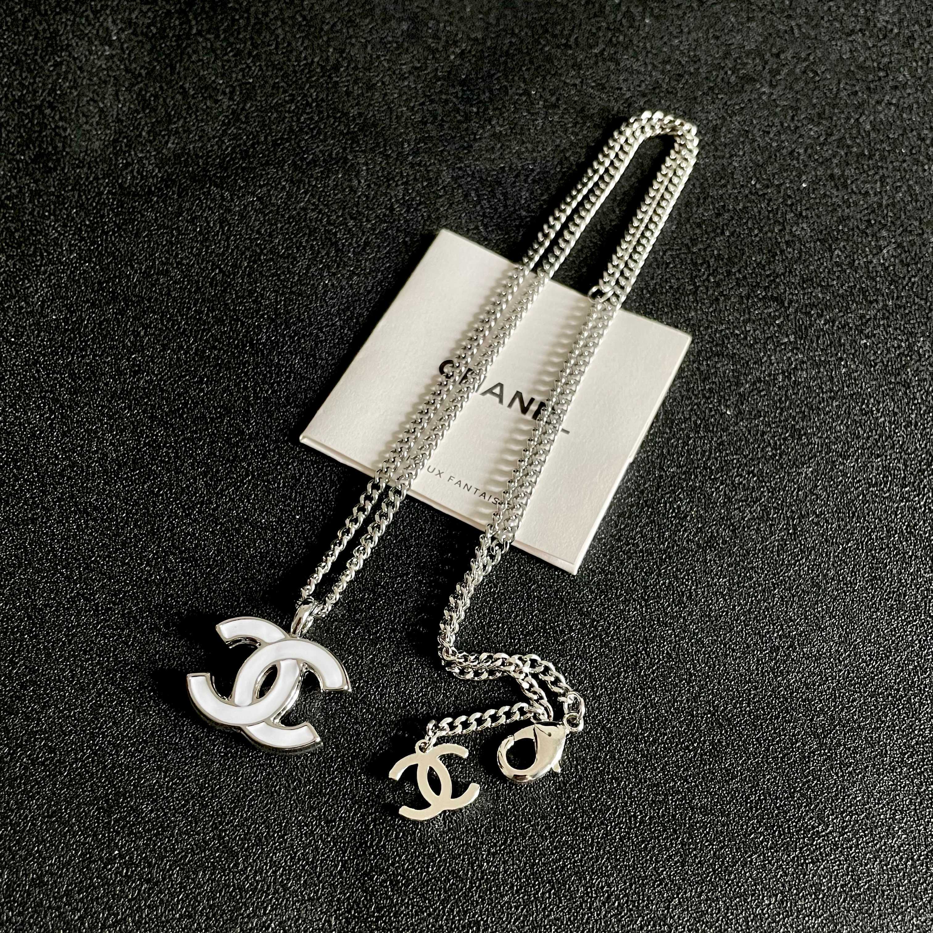 Chanel香奈儿 中古 字母项链👀小香家的款式真心无需多介绍😘🎶每一款都超好看，精致大方，非常显气质.