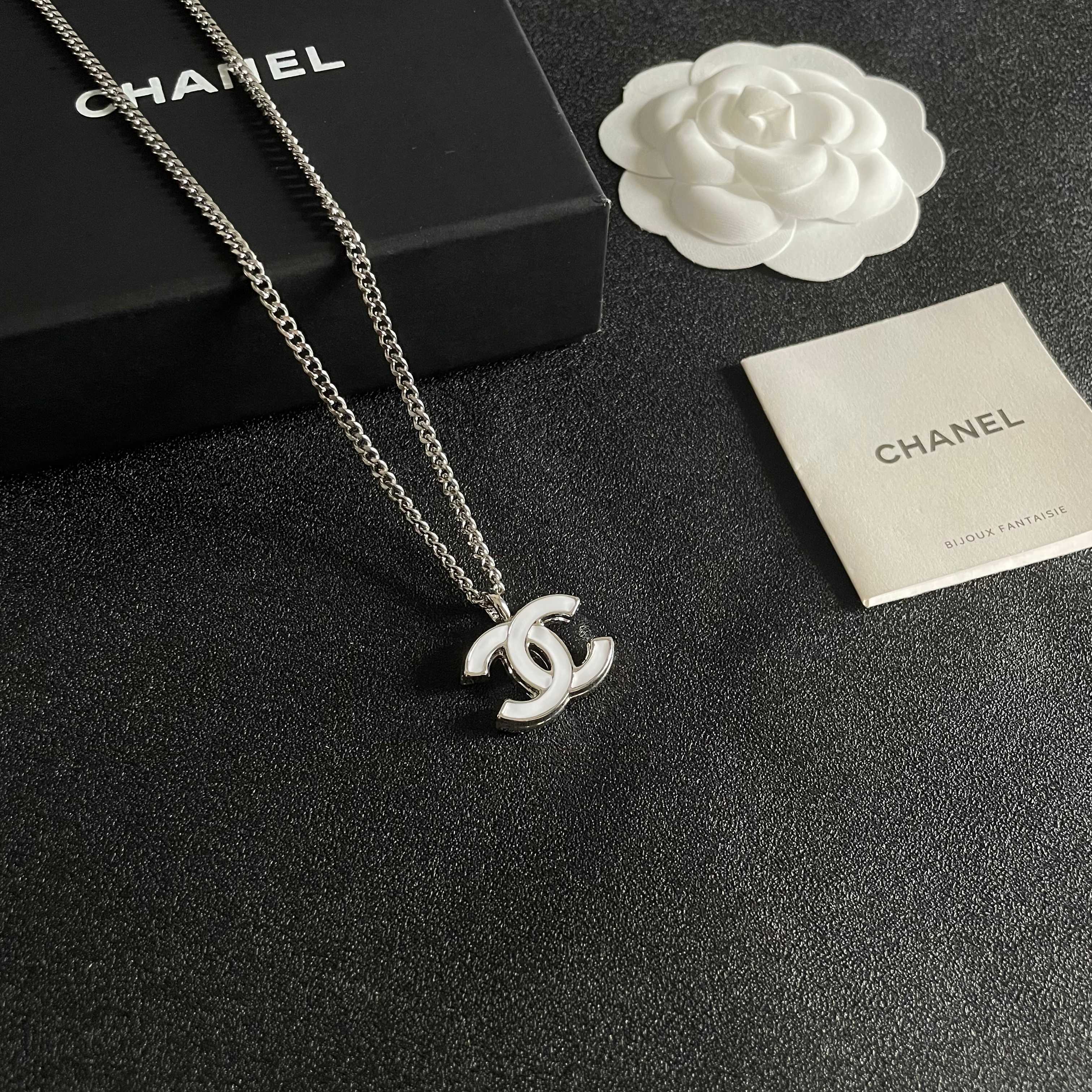 Chanel香奈儿 中古 字母项链👀小香家的款式真心无需多介绍😘🎶每一款都超好看，精致大方，非常显气质.