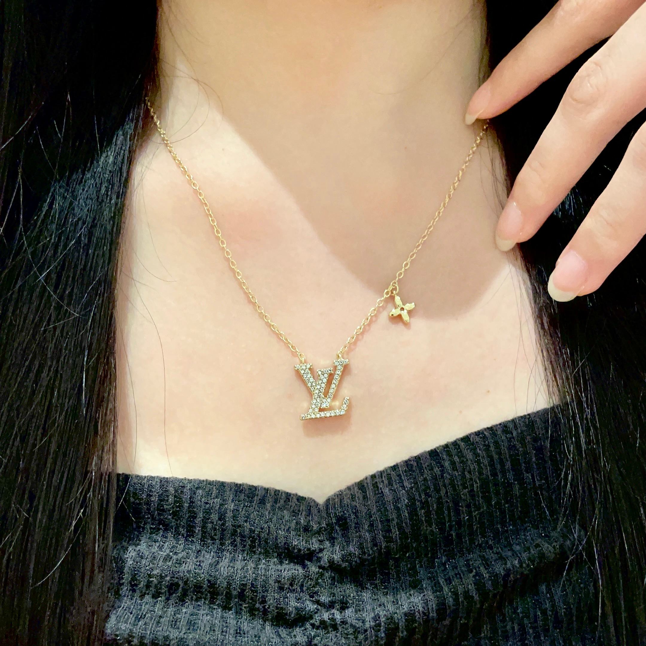 ❤️105包邮/原单代购级别
💥💥💥LOUISVUITTON以 经典花纹图案设计 双花 款设计方式吊坠LV品牌标志设计，经典标志理念、演绎典雅也流行项链．时尚潮流百搭款．非常抢眼显白、专柜同款  黄铜材质．真金电镀工艺制作而成·🥰🥰.