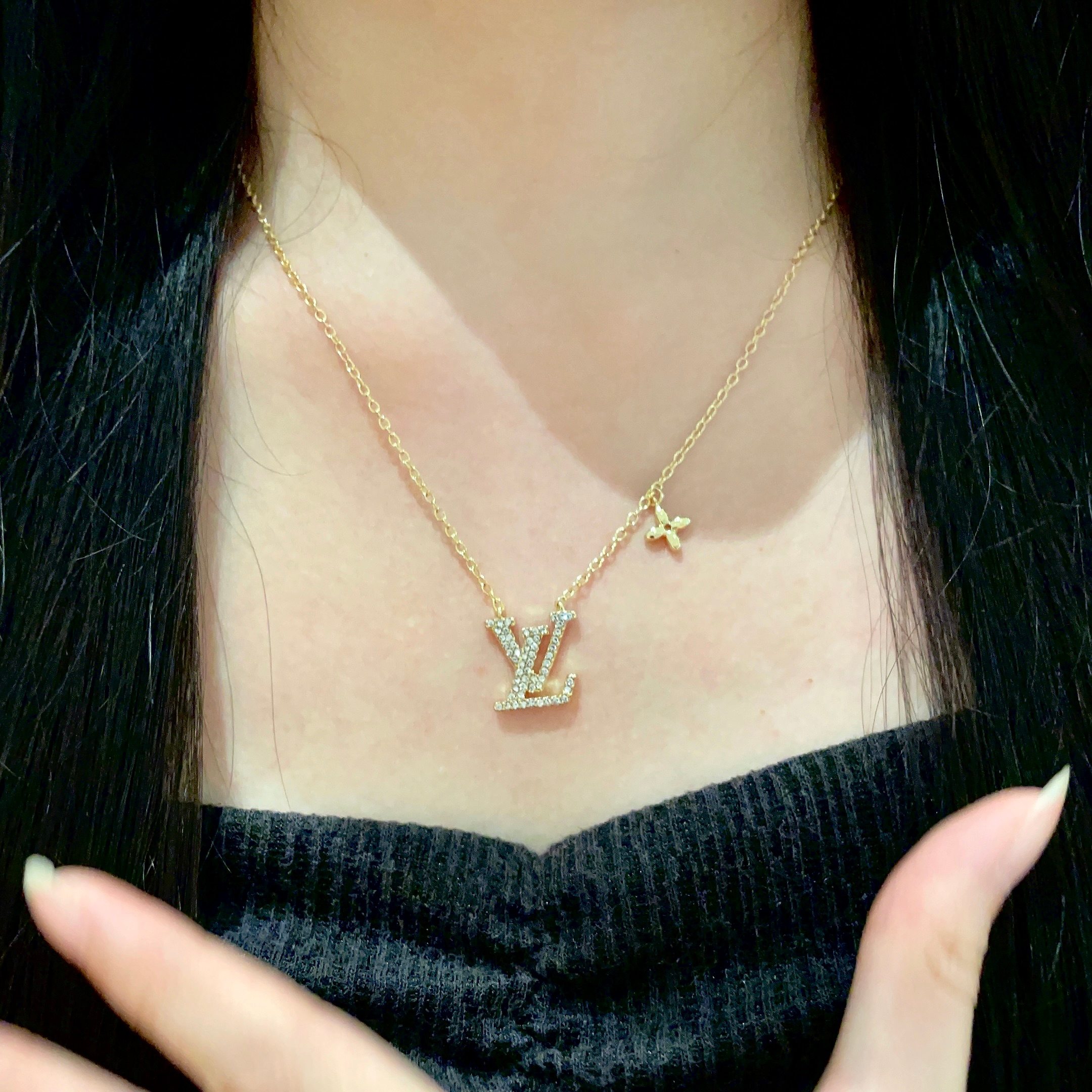 ❤️105包邮/原单代购级别
💥💥💥LOUISVUITTON以 经典花纹图案设计 双花 款设计方式吊坠LV品牌标志设计，经典标志理念、演绎典雅也流行项链．时尚潮流百搭款．非常抢眼显白、专柜同款  黄铜材质．真金电镀工艺制作而成·🥰🥰.