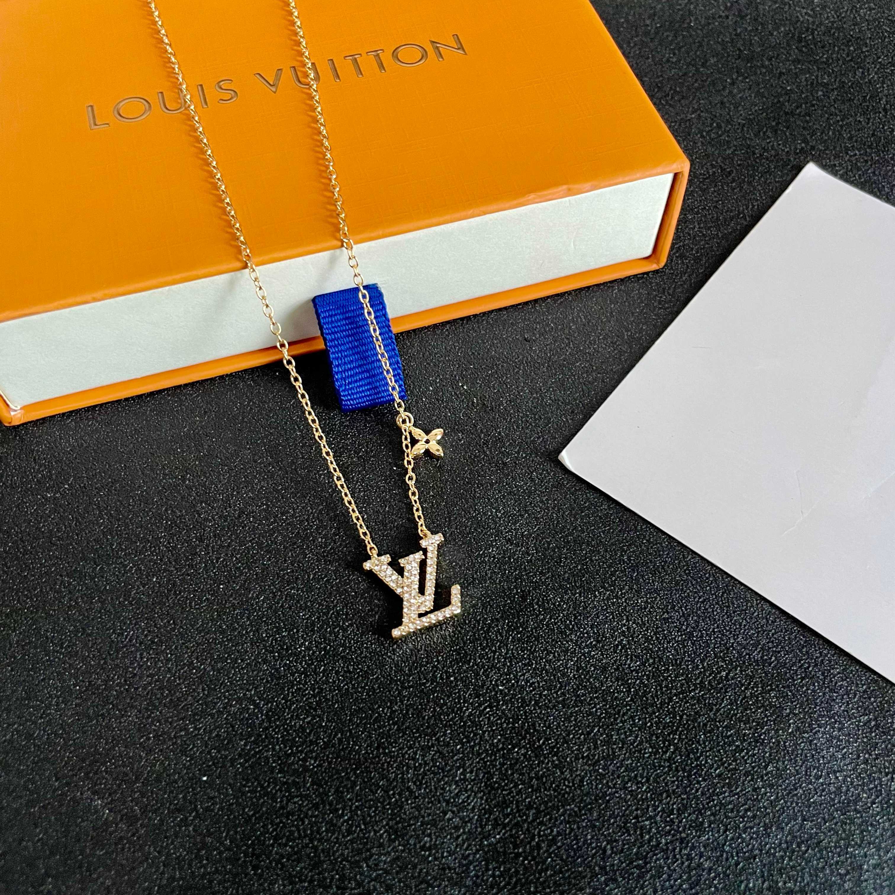 ❤️105包邮/原单代购级别
💥💥💥LOUISVUITTON以 经典花纹图案设计 双花 款设计方式吊坠LV品牌标志设计，经典标志理念、演绎典雅也流行项链．时尚潮流百搭款．非常抢眼显白、专柜同款  黄铜材质．真金电镀工艺制作而成·🥰🥰.
