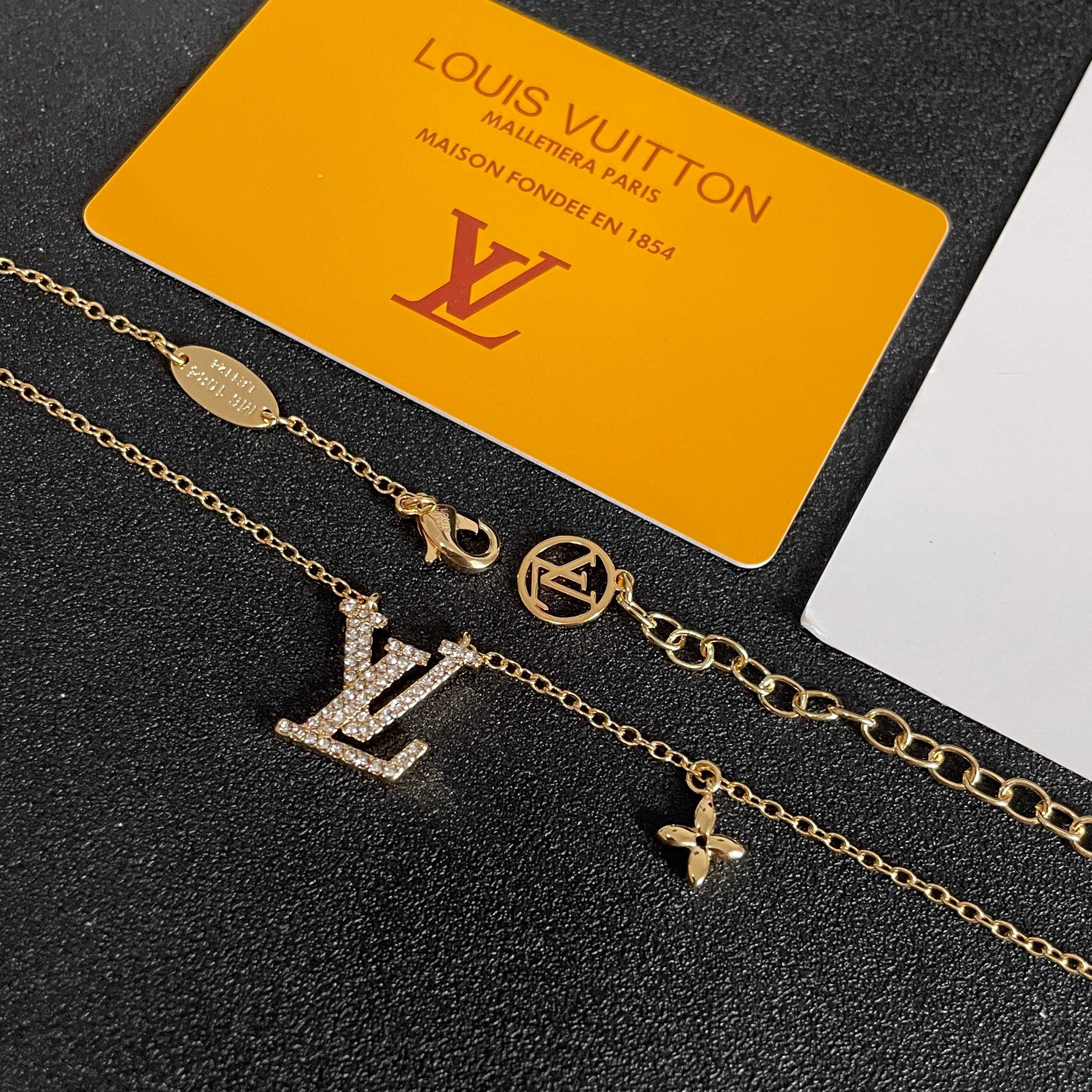 ❤️105包邮/原单代购级别
💥💥💥LOUISVUITTON以 经典花纹图案设计 双花 款设计方式吊坠LV品牌标志设计，经典标志理念、演绎典雅也流行项链．时尚潮流百搭款．非常抢眼显白、专柜同款  黄铜材质．真金电镀工艺制作而成·🥰🥰.
