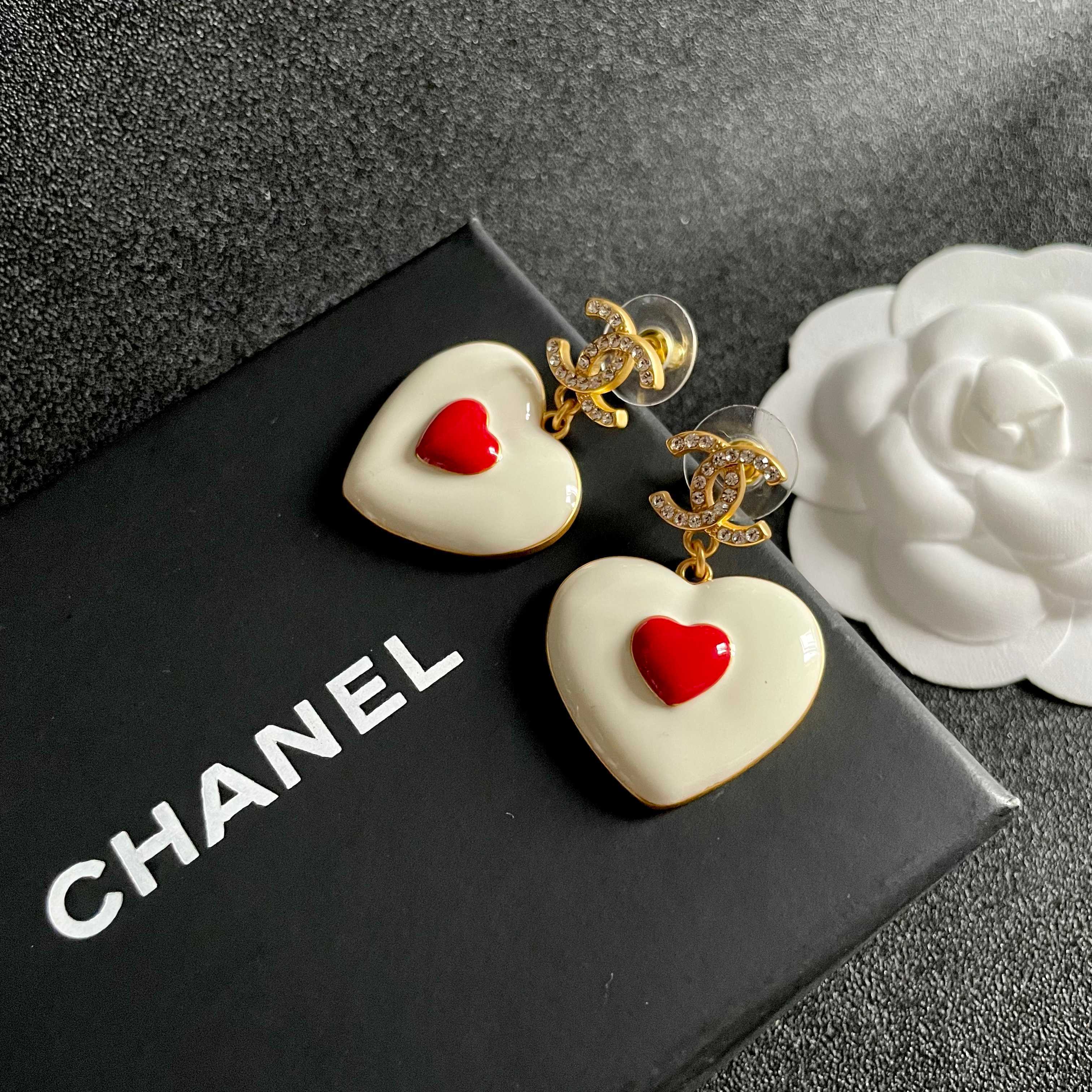 Chanel香奈儿 中古 双C耳钉👀原版复刻logo 小香家的款式真心无需多介绍😘🎶每一款都超好看，精致