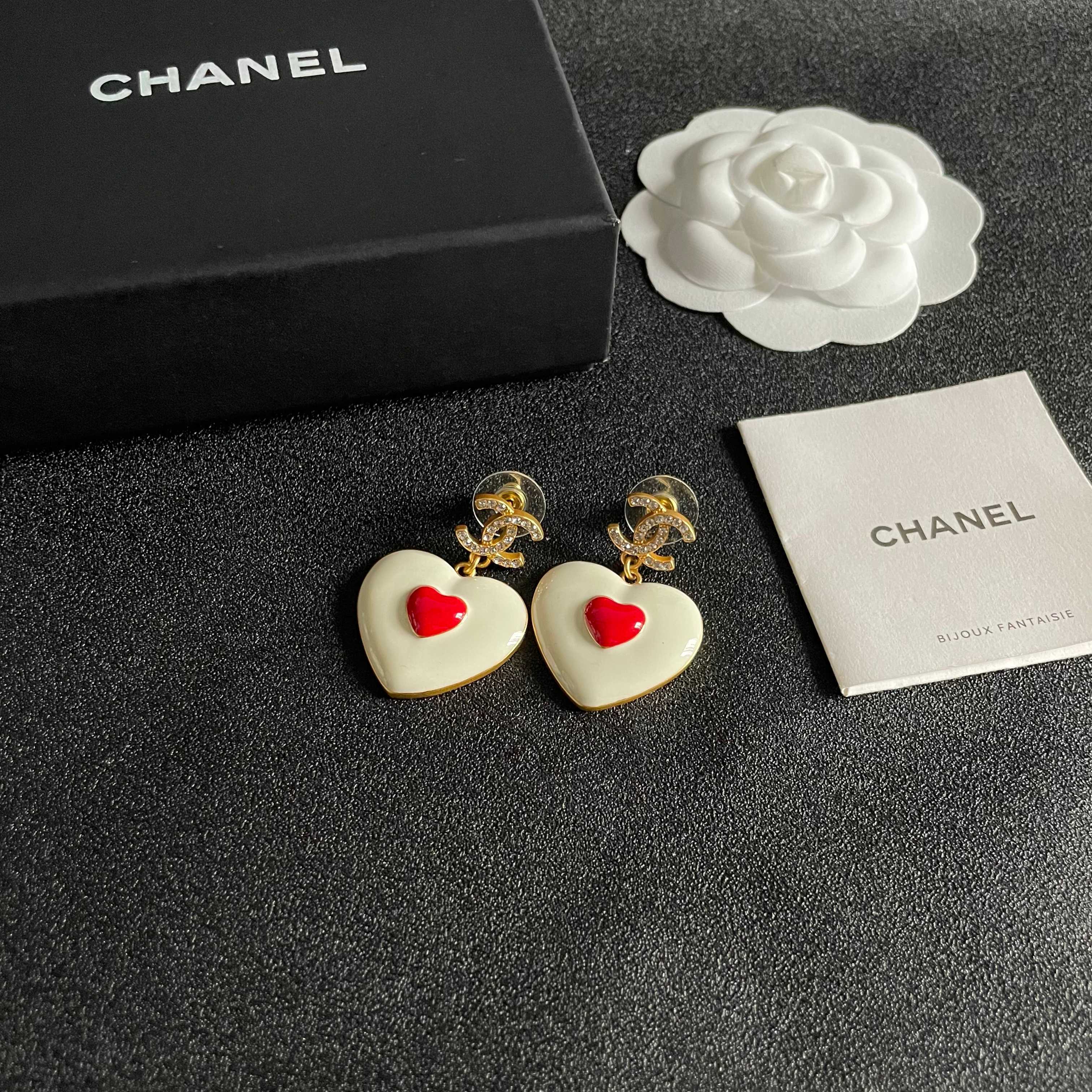 Chanel香奈儿 中古 双C耳钉👀原版复刻logo 小香家的款式真心无需多介绍😘🎶每一款都超好看，精致