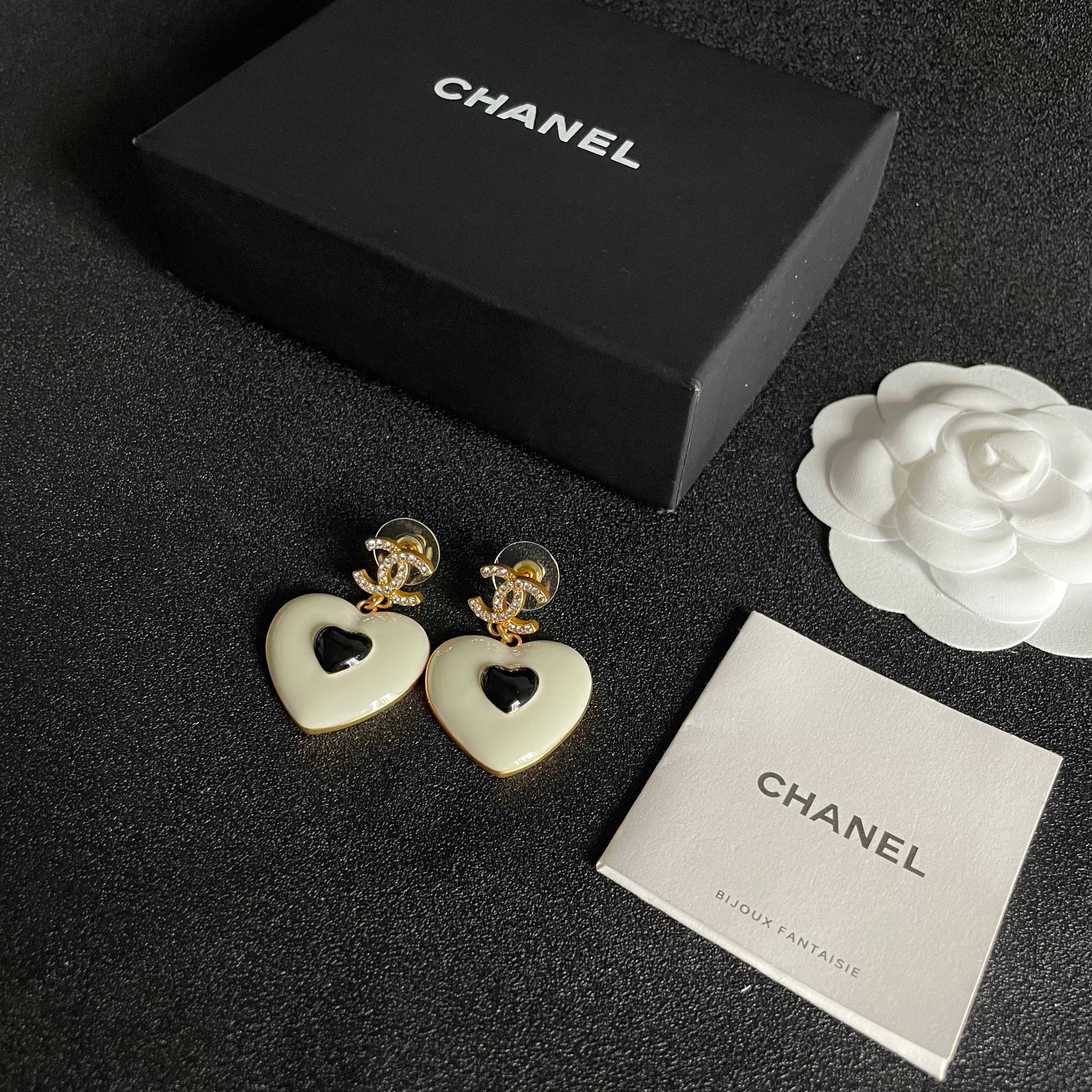 Chanel香奈儿 中古 双C耳钉👀原版复刻logo 小香家的款式真心无需多介绍😘🎶每一款都超好看，精致
