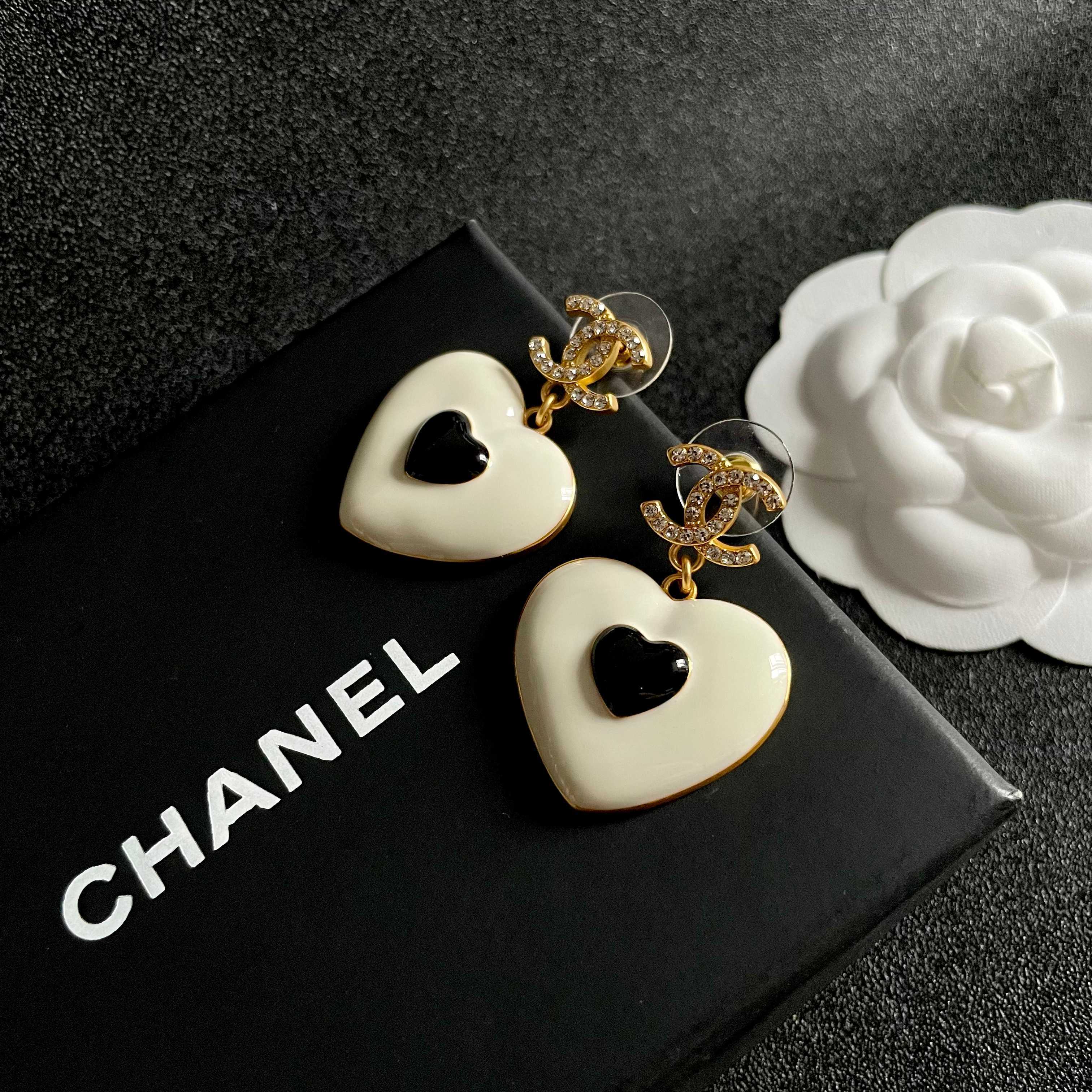Chanel香奈儿 中古 双C耳钉👀原版复刻logo 小香家的款式真心无需多介绍😘🎶每一款都超好看，精致