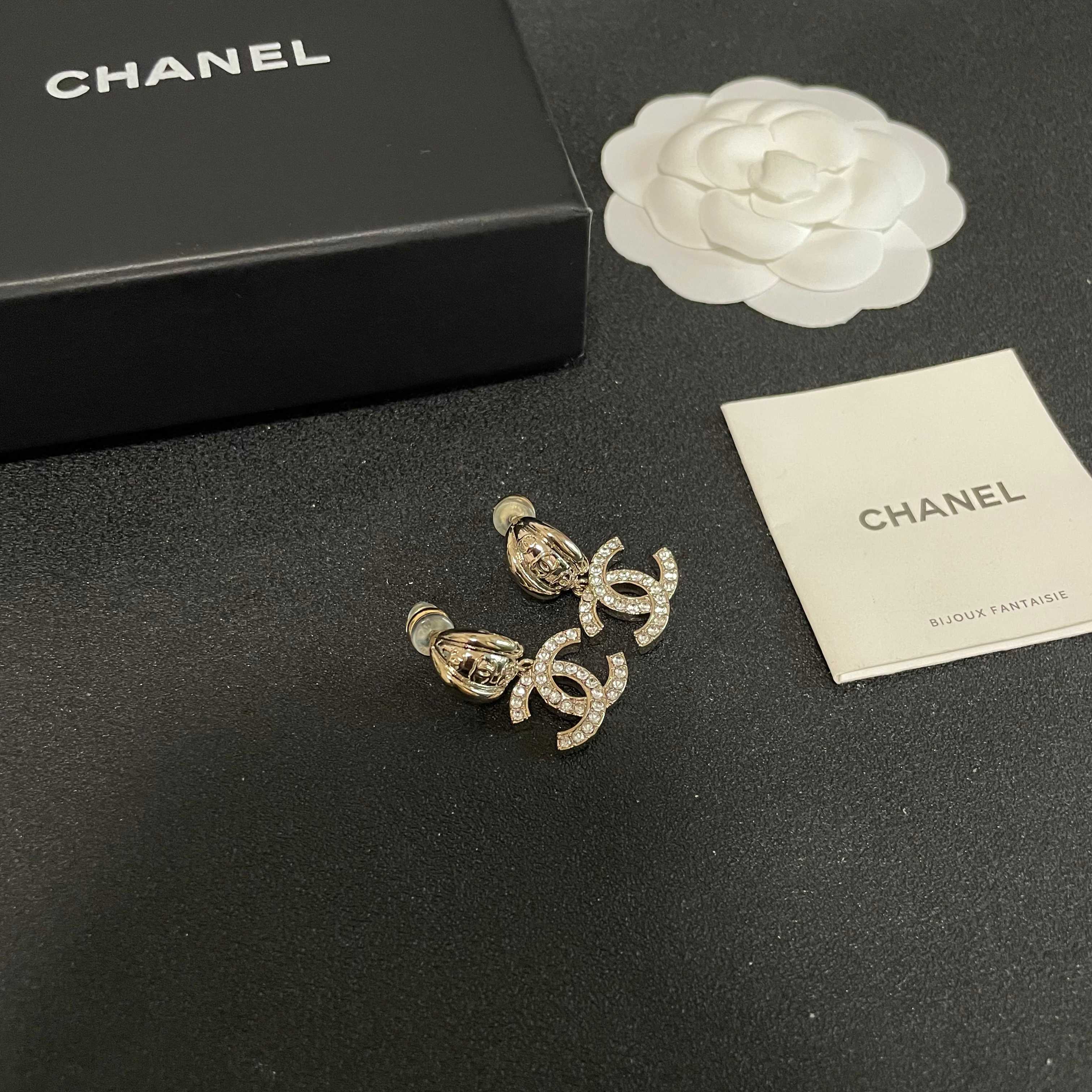Chanel香奈儿 中古 耳钉👀小香家的款式真心无需多介绍😘🎶每一款都超好看，精致大方，非常显气质.