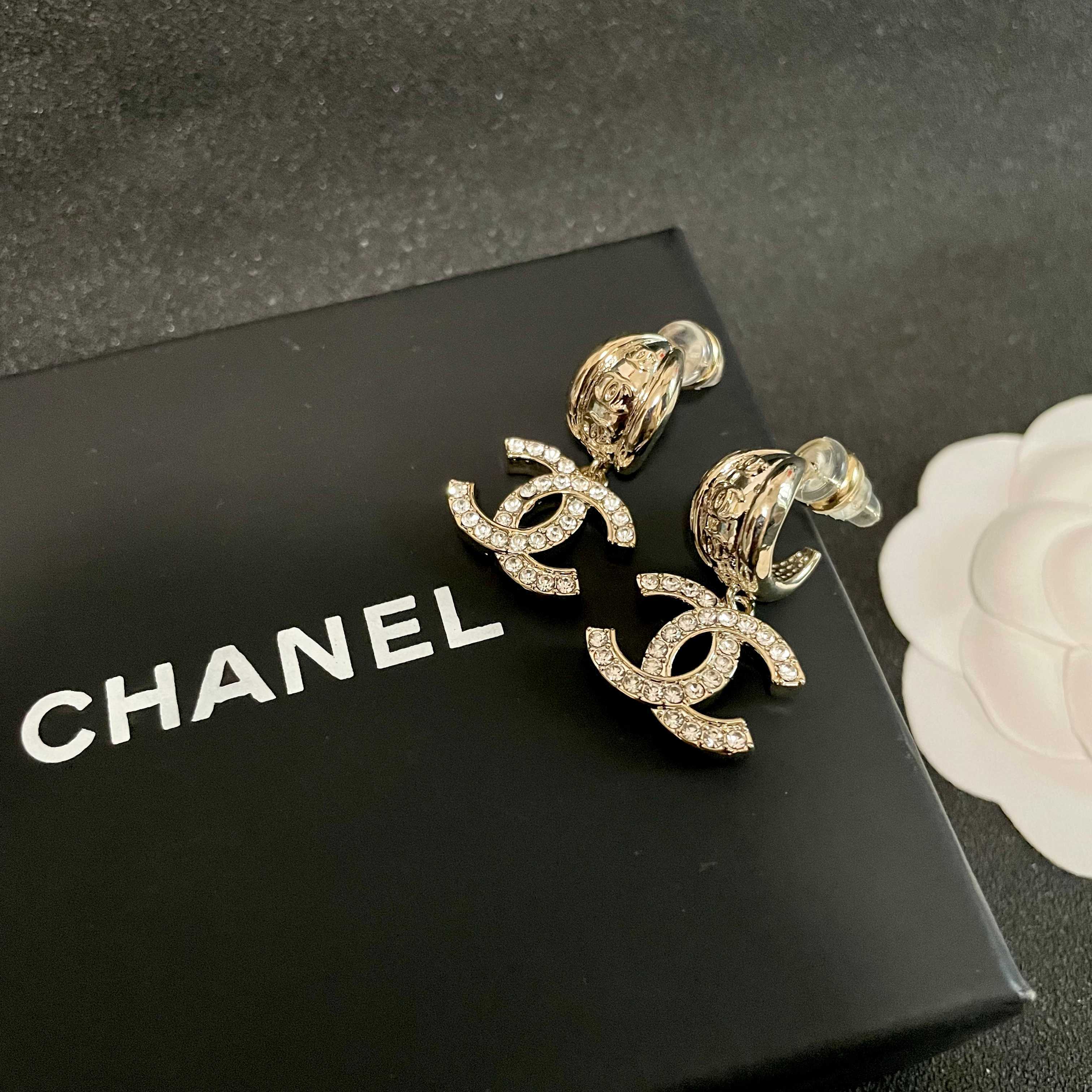 Chanel香奈儿 中古 耳钉👀小香家的款式真心无需多介绍😘🎶每一款都超好看，精致大方，非常显气质.