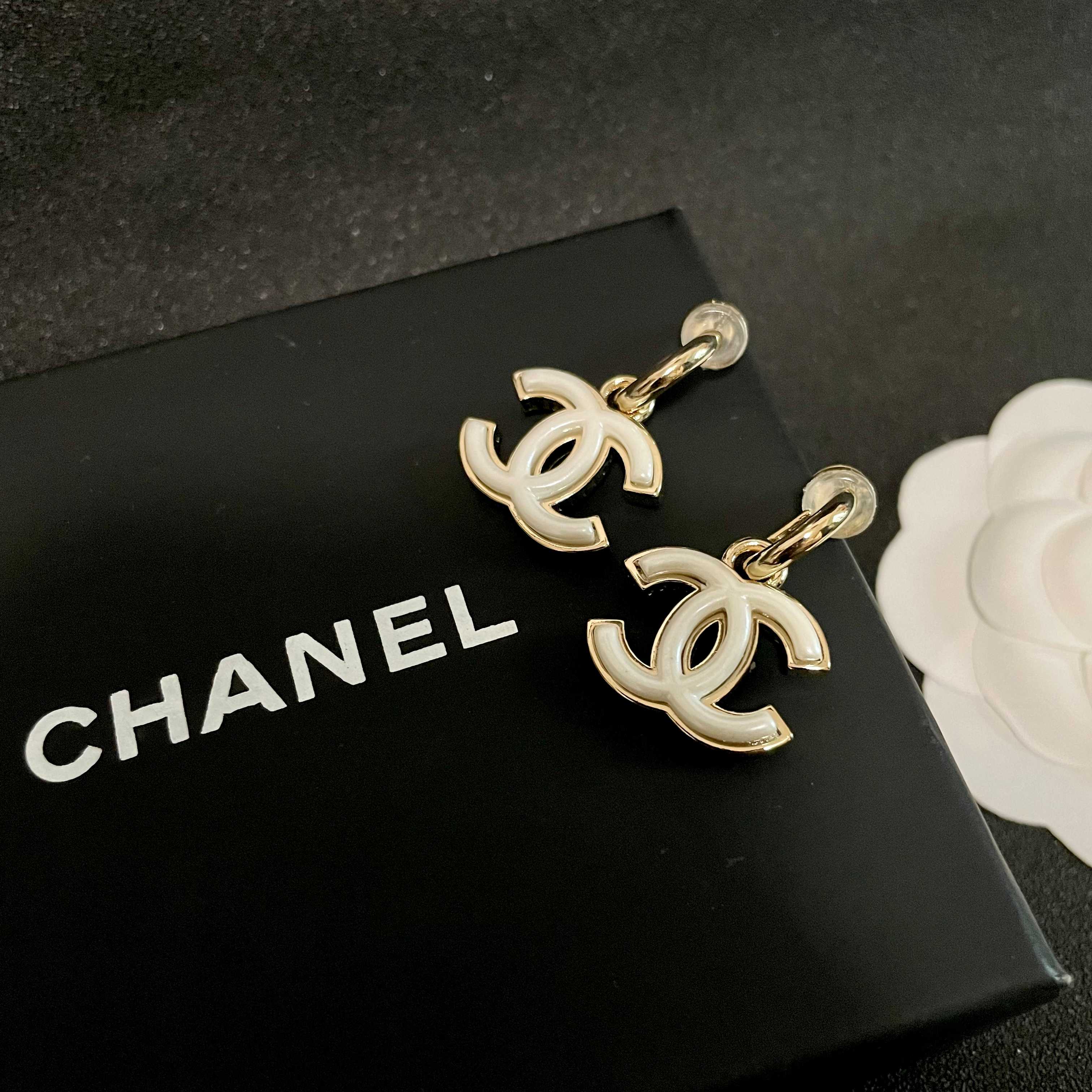 Chanel香奈儿 中古 耳钉👀小香家的款式真心无需多介绍😘🎶每一款都超好看，精致大方，非常显气质.