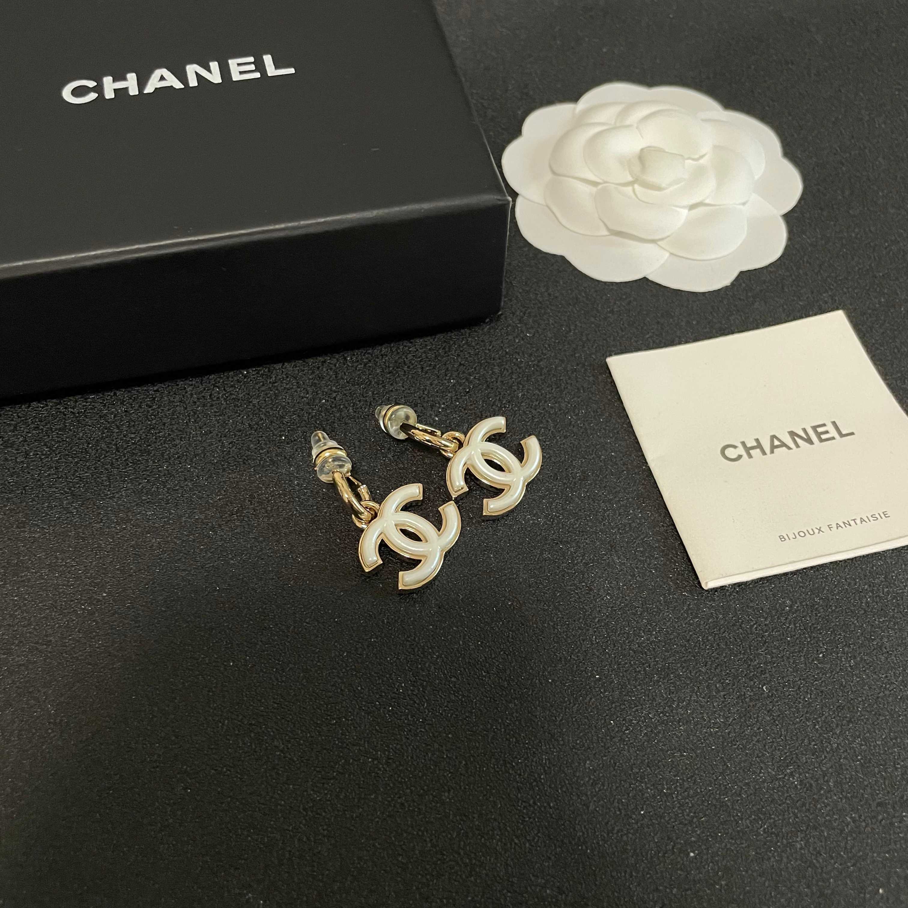 Chanel香奈儿 中古 耳钉👀小香家的款式真心无需多介绍😘🎶每一款都超好看，精致大方，非常显气质.