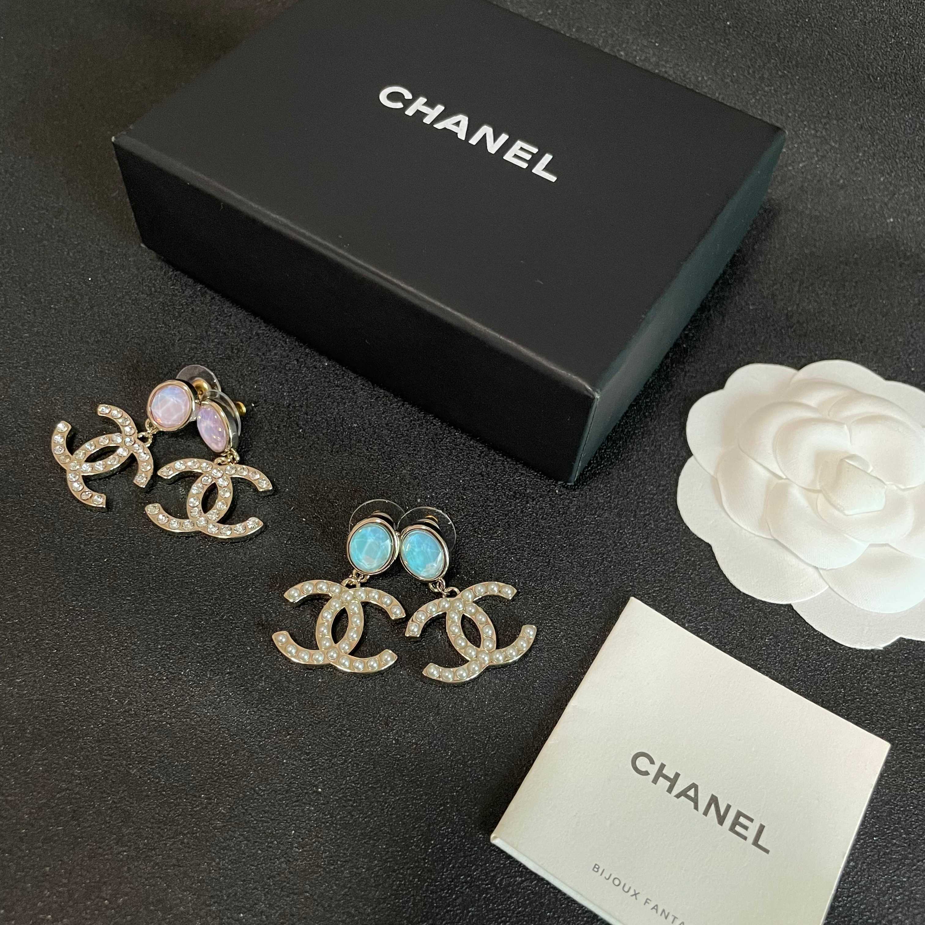 Chanel香奈儿 中古 耳钉👀小香家的款式真心无需多介绍😘🎶每一款都超好看，精致大方，非常显气质.