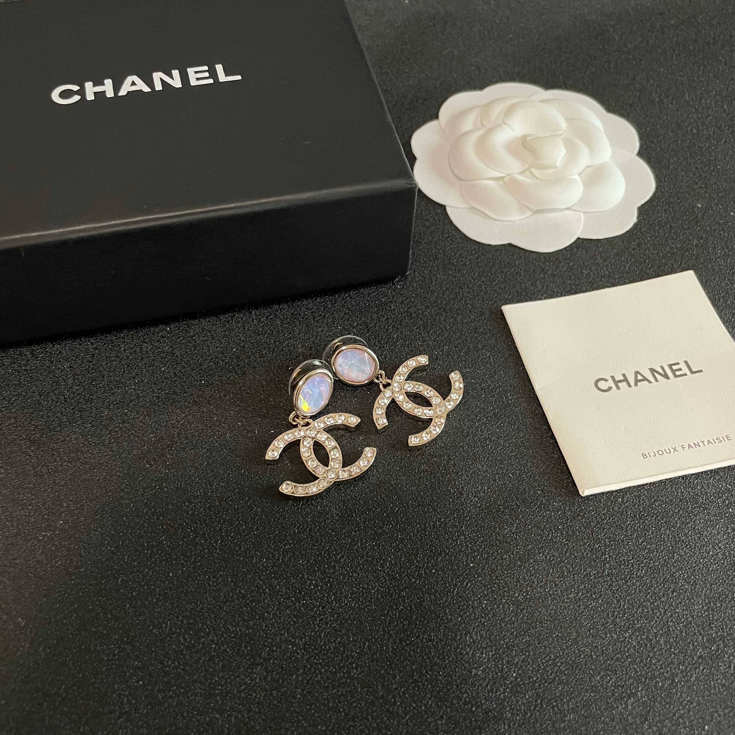 Chanel香奈儿 中古 耳钉👀小香家的款式真心无需多介绍😘🎶每一款都超好看，精致大方，非常显气质.