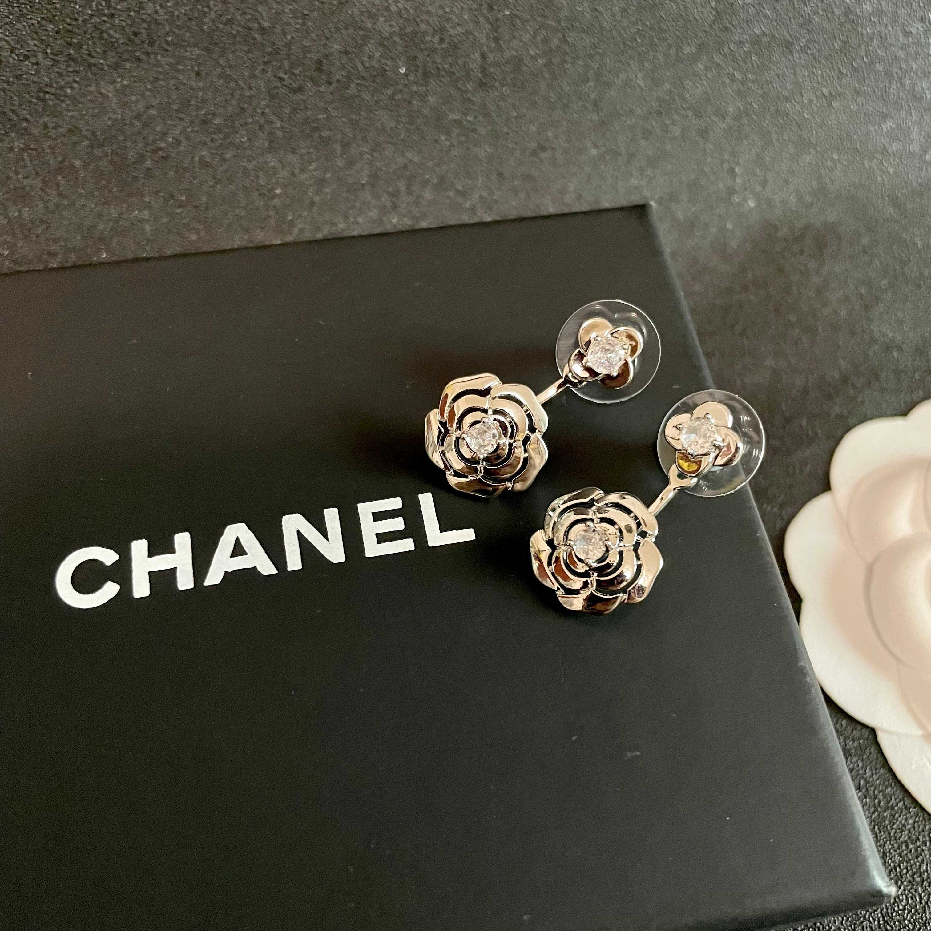 Chanel香奈儿 中古 耳钉👀小香家的款式真心无需多介绍😘🎶每一款都超好看，精致大方，非常显气质.