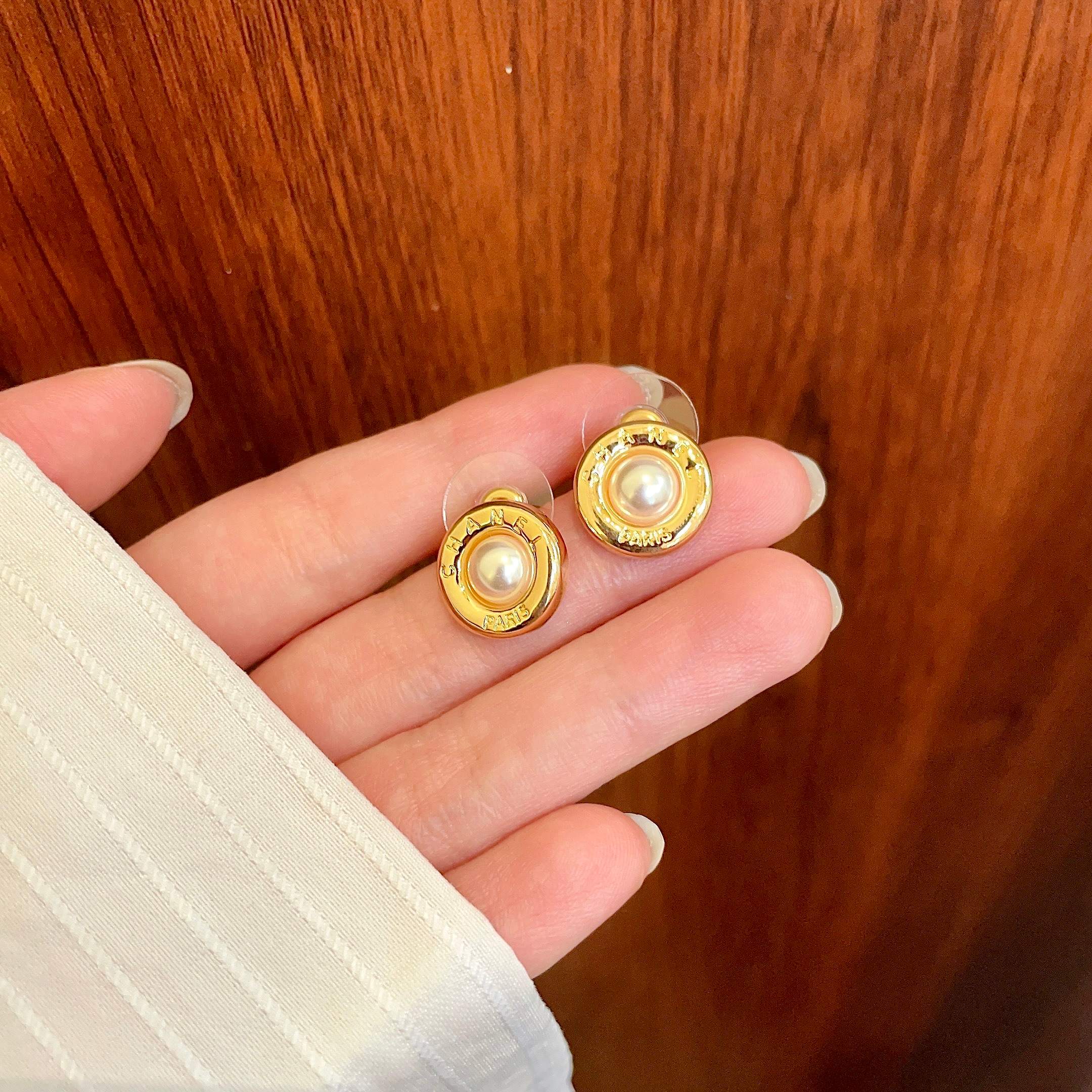Chanel香奈儿 中古 耳钉👀小香家的款式真心无需多介绍😘🎶每一款都超好看，精致大方，非常显气质.