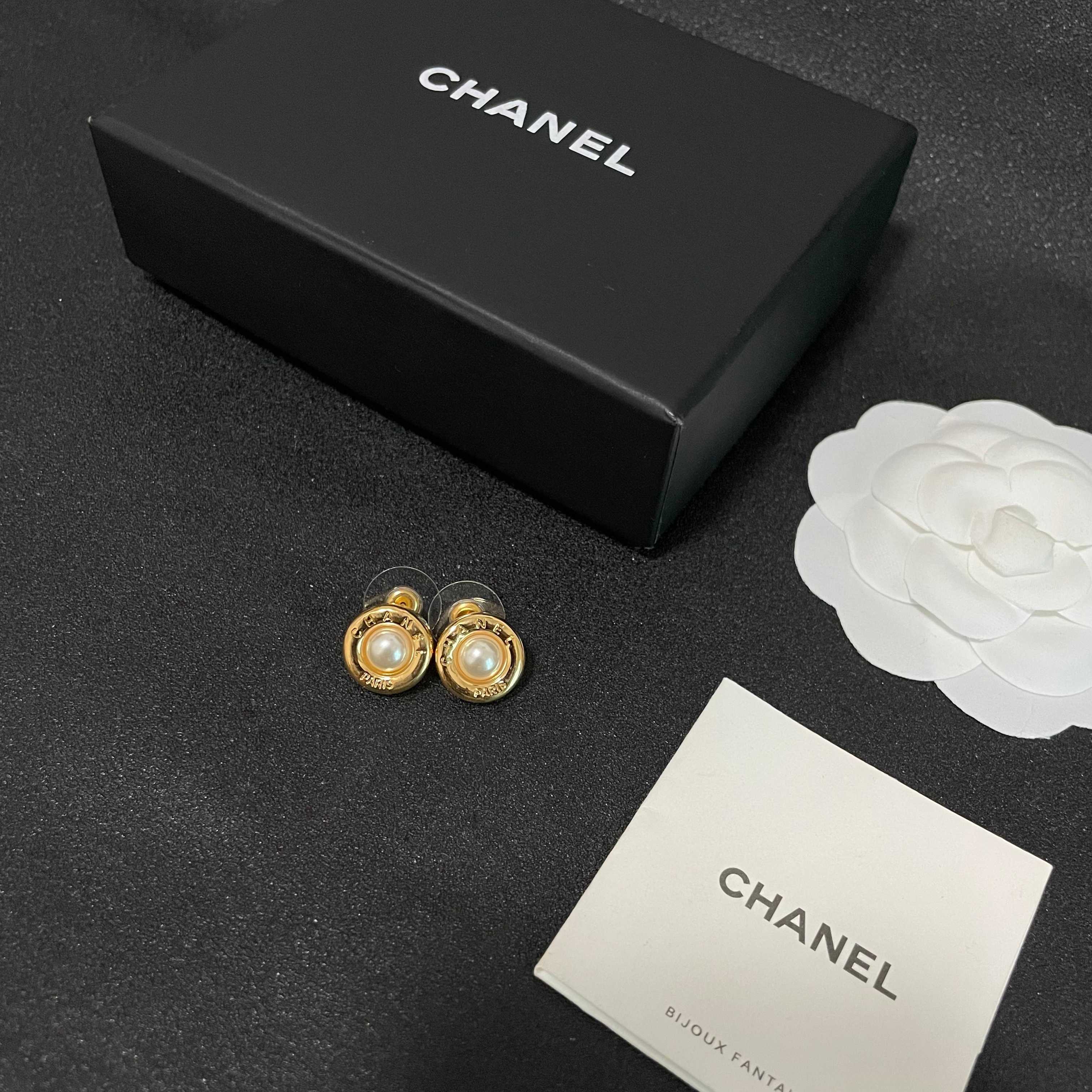 Chanel香奈儿 中古 耳钉👀小香家的款式真心无需多介绍😘🎶每一款都超好看，精致大方，非常显气质.