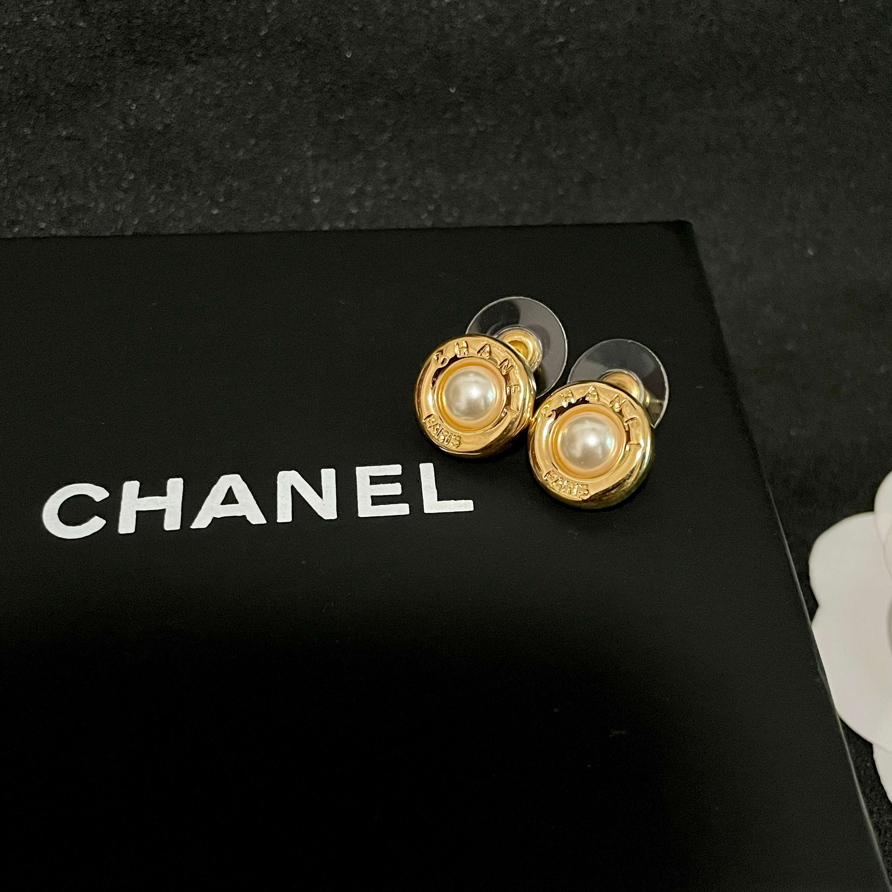 Chanel香奈儿 中古 耳钉👀小香家的款式真心无需多介绍😘🎶每一款都超好看，精致大方，非常显气质.