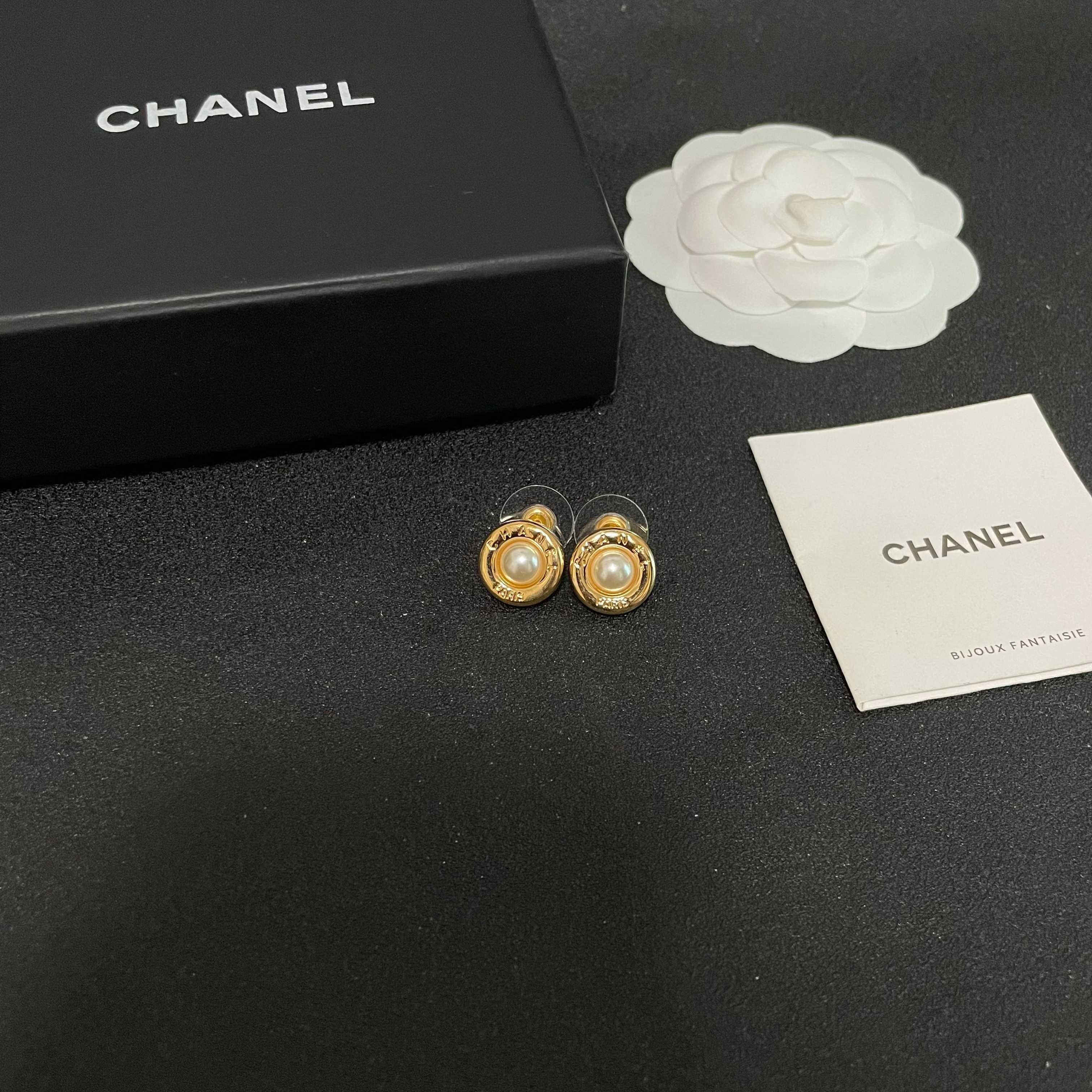 Chanel香奈儿 中古 耳钉👀小香家的款式真心无需多介绍😘🎶每一款都超好看，精致大方，非常显气质.