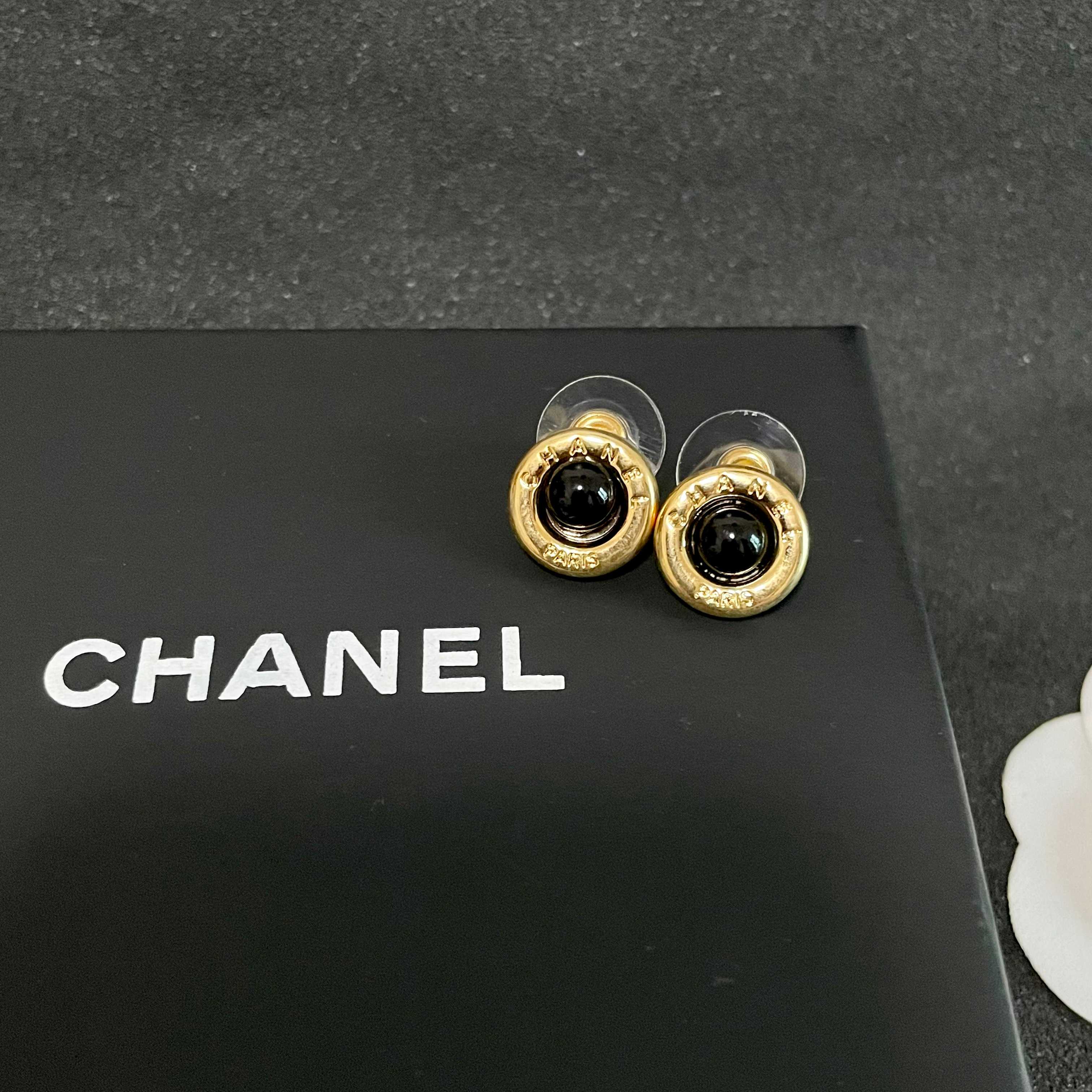 Chanel香奈儿 中古 耳钉👀小香家的款式真心无需多介绍😘🎶每一款都超好看，精致大方，非常显气质.