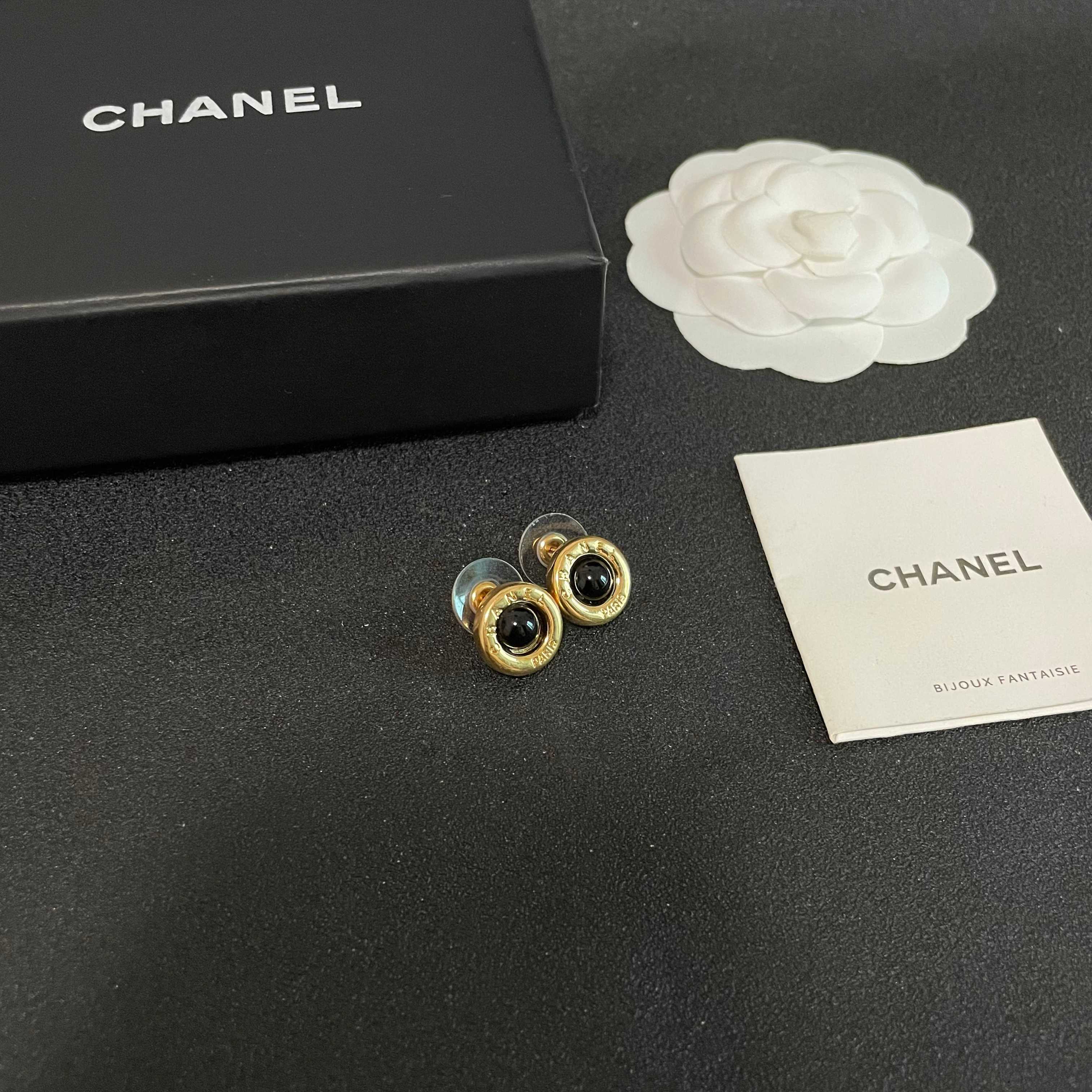 Chanel香奈儿 中古 耳钉👀小香家的款式真心无需多介绍😘🎶每一款都超好看，精致大方，非常显气质.