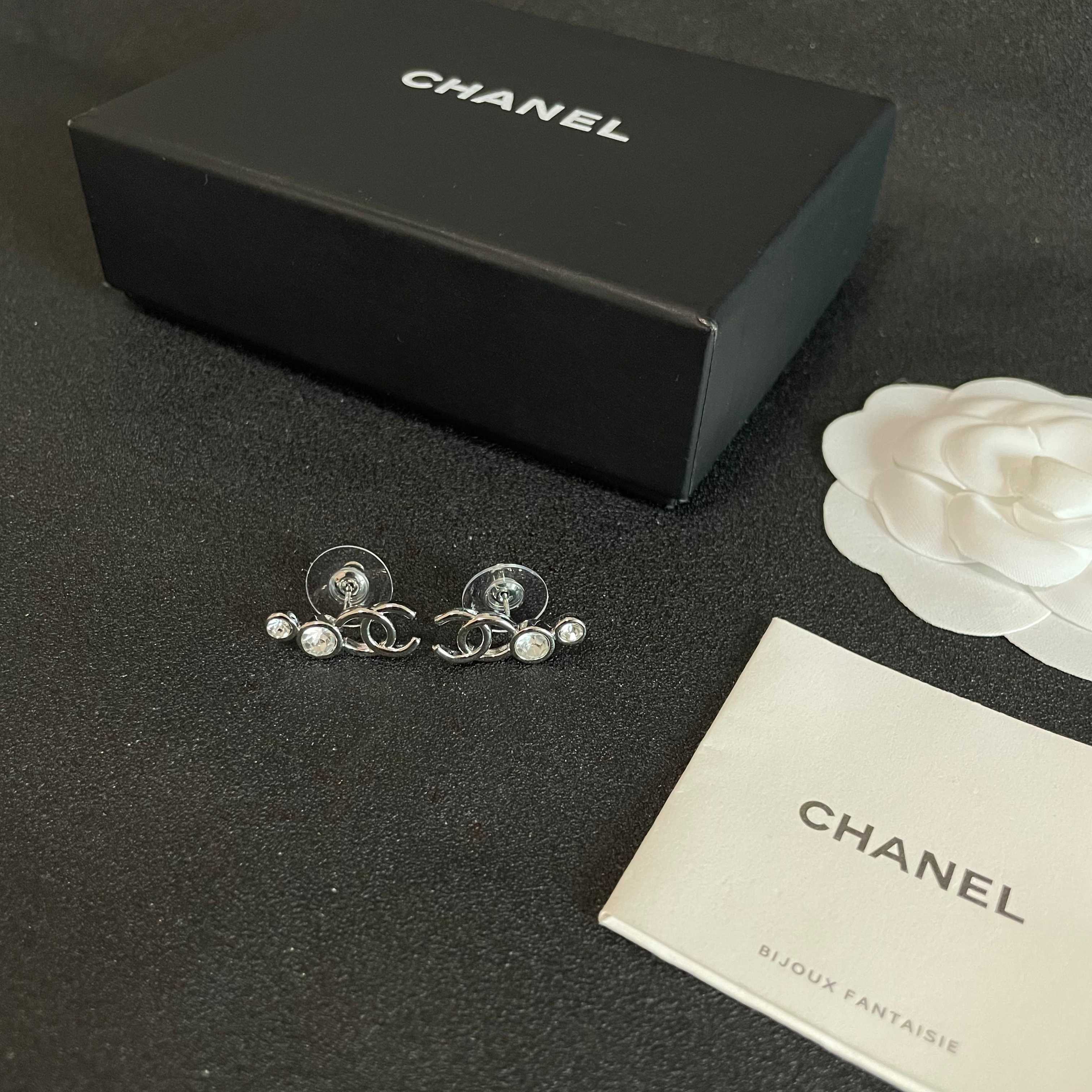 Chanel香奈儿 中古 耳钉👀小香家的款式真心无需多介绍😘🎶每一款都超好看，精致大方，非常显气质.