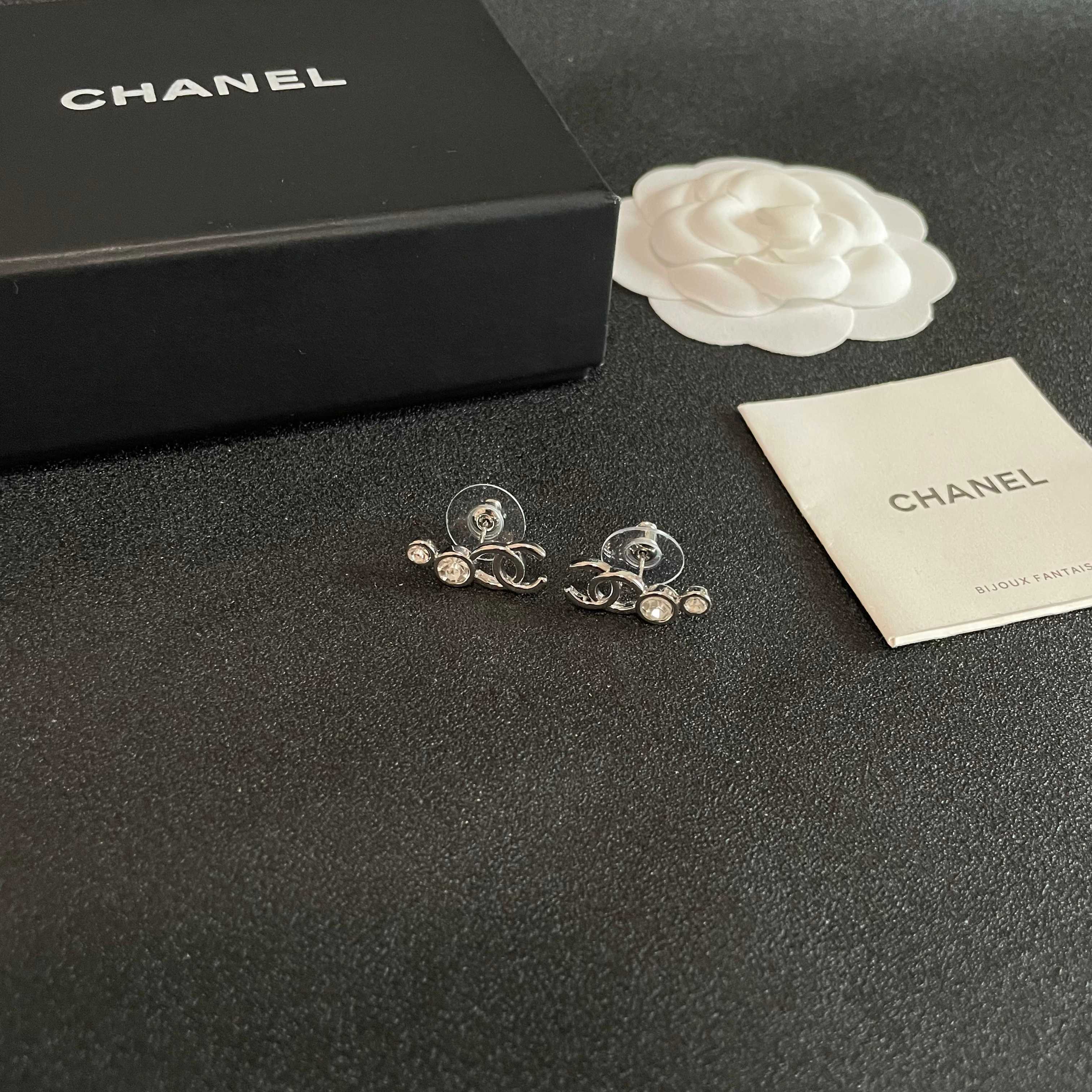Chanel香奈儿 中古 耳钉👀小香家的款式真心无需多介绍😘🎶每一款都超好看，精致大方，非常显气质.