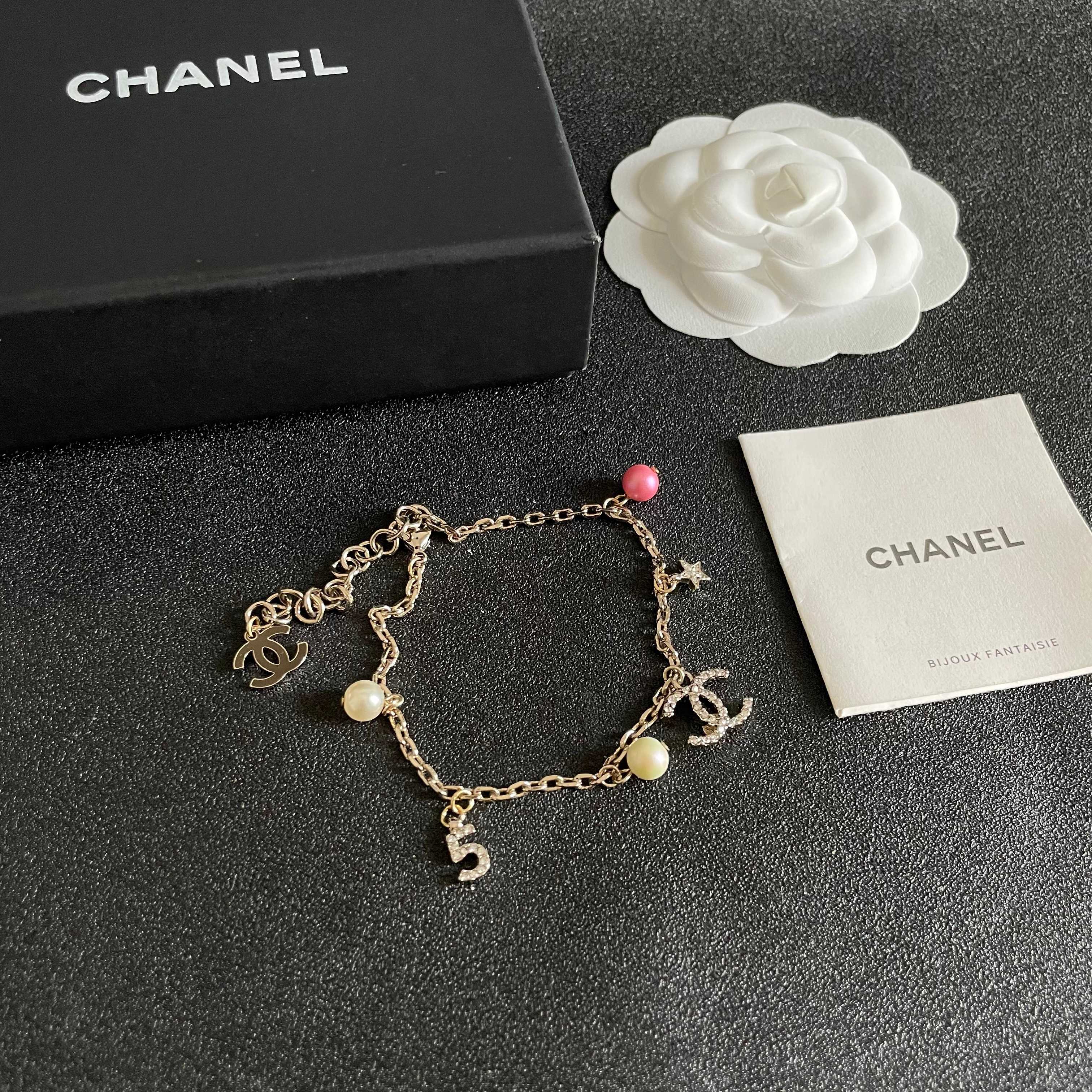 Chanel香奈儿 中古 手链👀小香家的款式真心无需多介绍😘🎶每一款都超好看，精致大方，非常显气质。