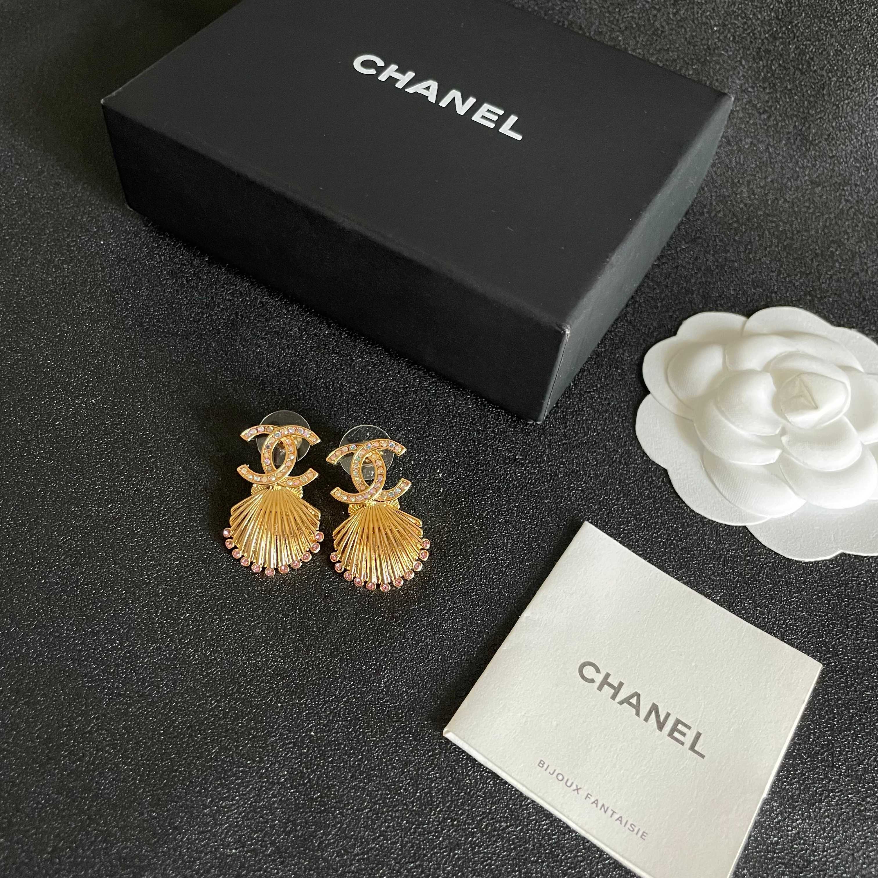 Chanel香奈儿 中古 字母 耳钉👀小香家的款式真心无需多介绍😘🎶每一款都超好看，精致大方，非常显气质