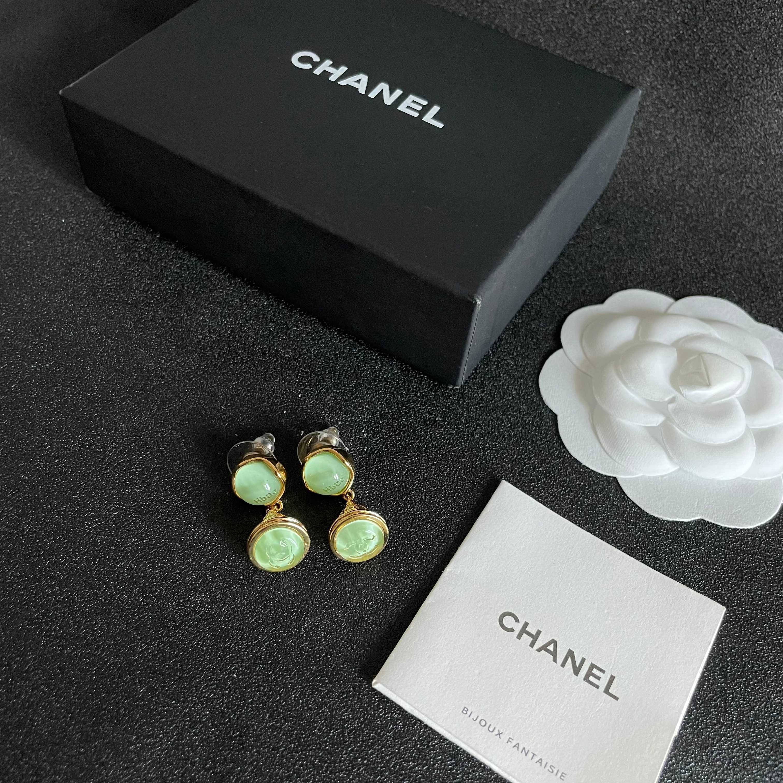 Chanel香奈儿 中古 字母 耳钉👀小香家的款式真心无需多介绍😘🎶每一款都超好看，精致大方，非常显气质