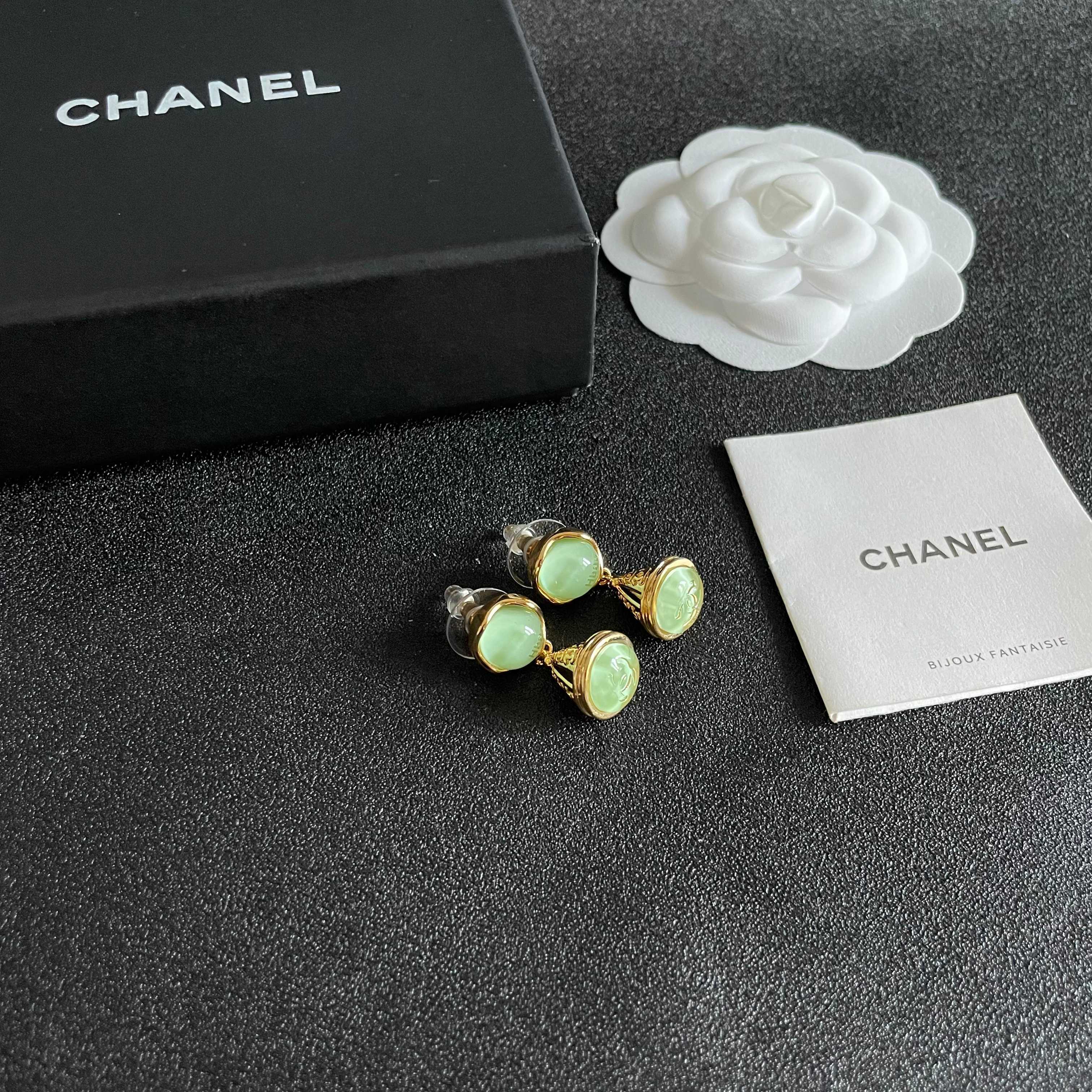 Chanel香奈儿 中古 字母 耳钉👀小香家的款式真心无需多介绍😘🎶每一款都超好看，精致大方，非常显气质