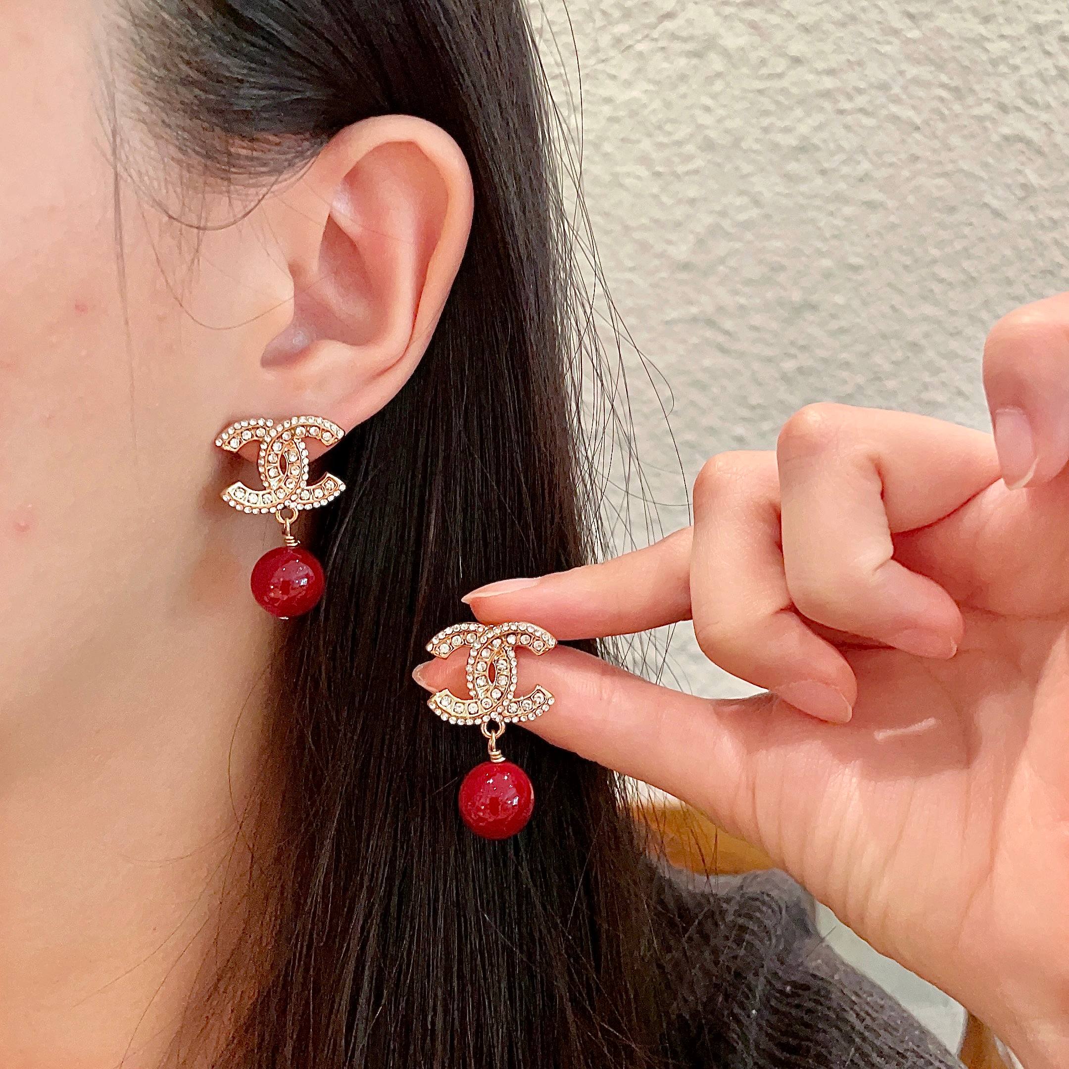 Chanel香奈儿 中古 字母 耳钉👀小香家的款式真心无需多介绍😘🎶每一款都超好看，精致大方，非常显气质