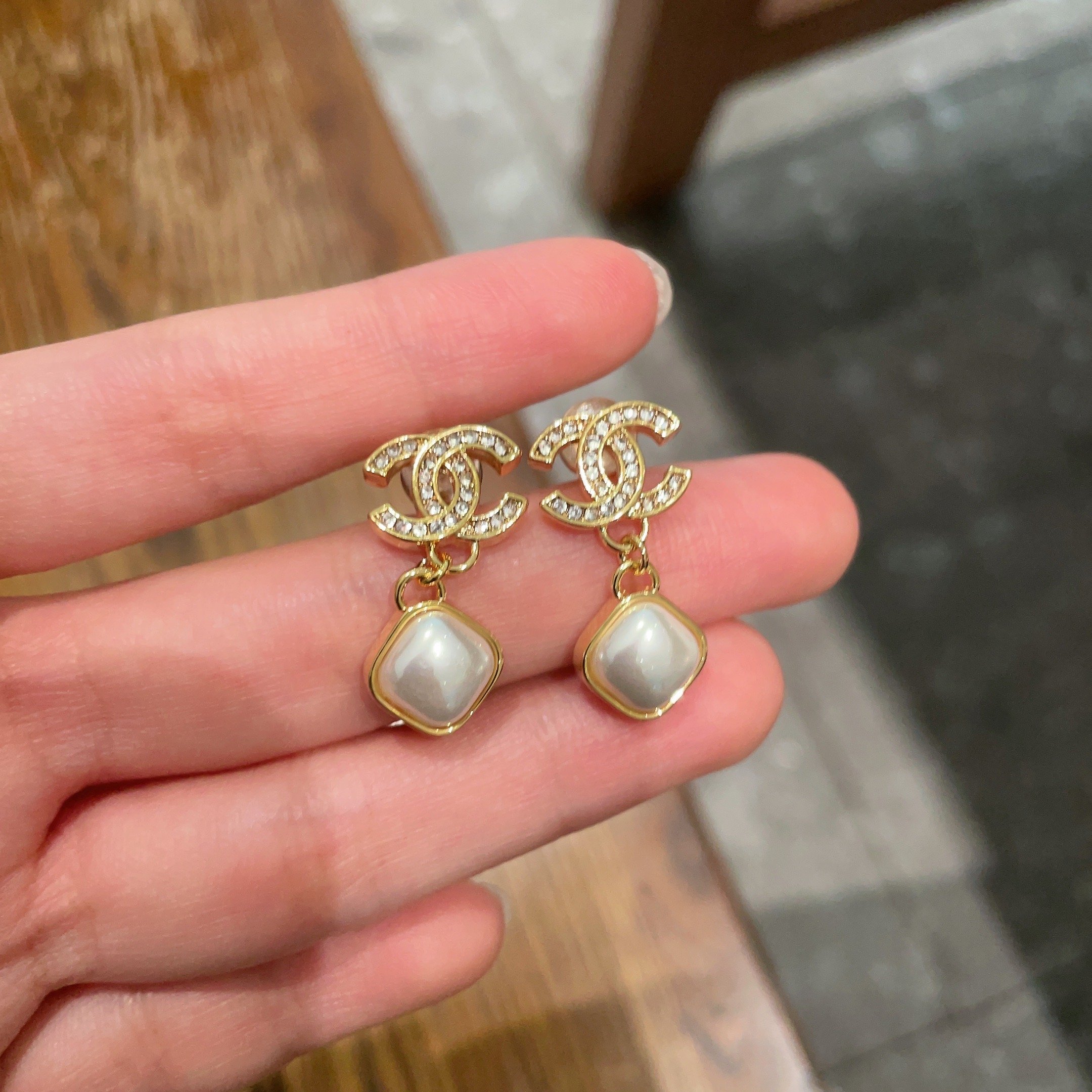 Chanel香奈儿 中古 字母 耳钉👀小香家的款式真心无需多介绍😘🎶每一款都超好看，精致大方，非常显气质