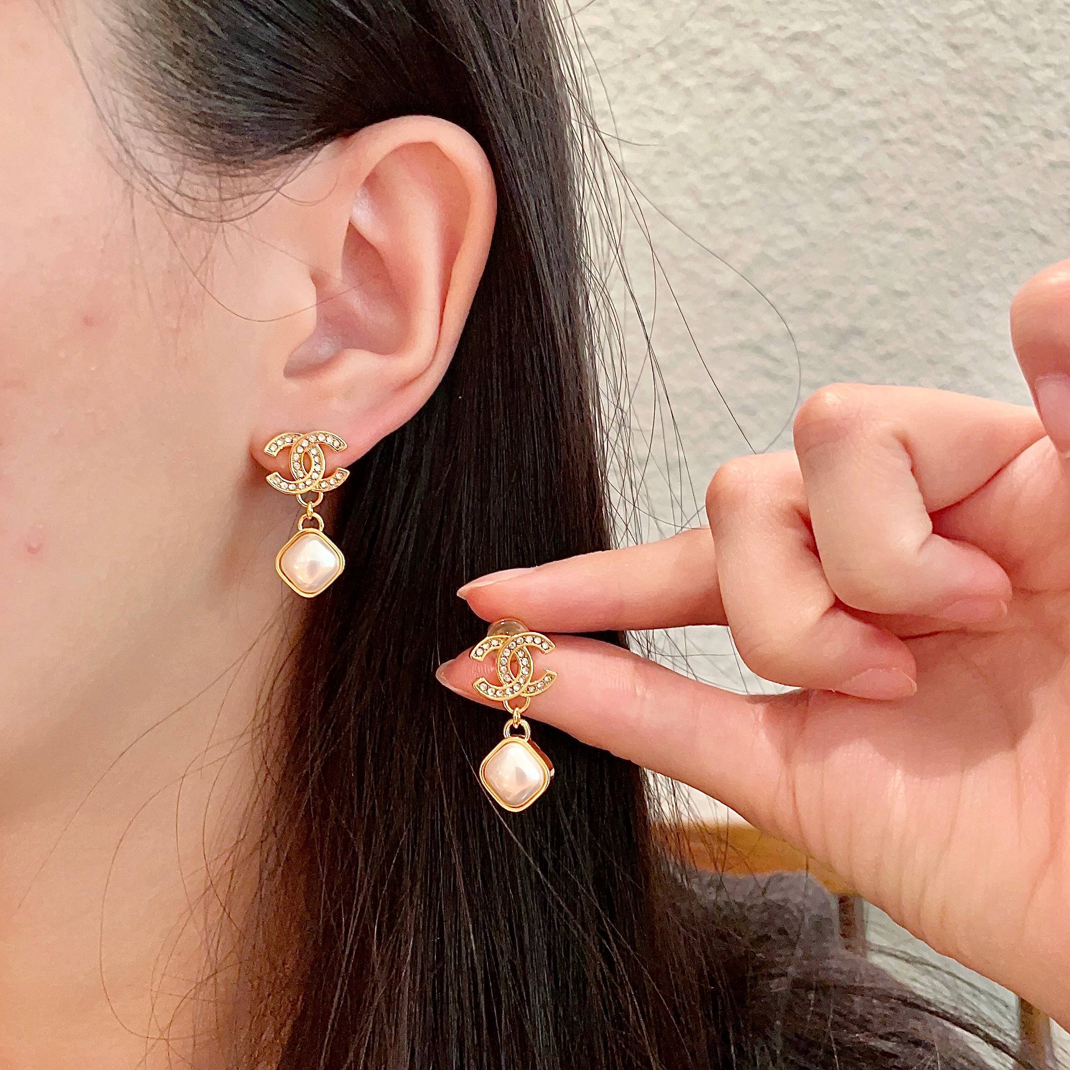 Chanel香奈儿 中古 字母 耳钉👀小香家的款式真心无需多介绍😘🎶每一款都超好看，精致大方，非常显气质