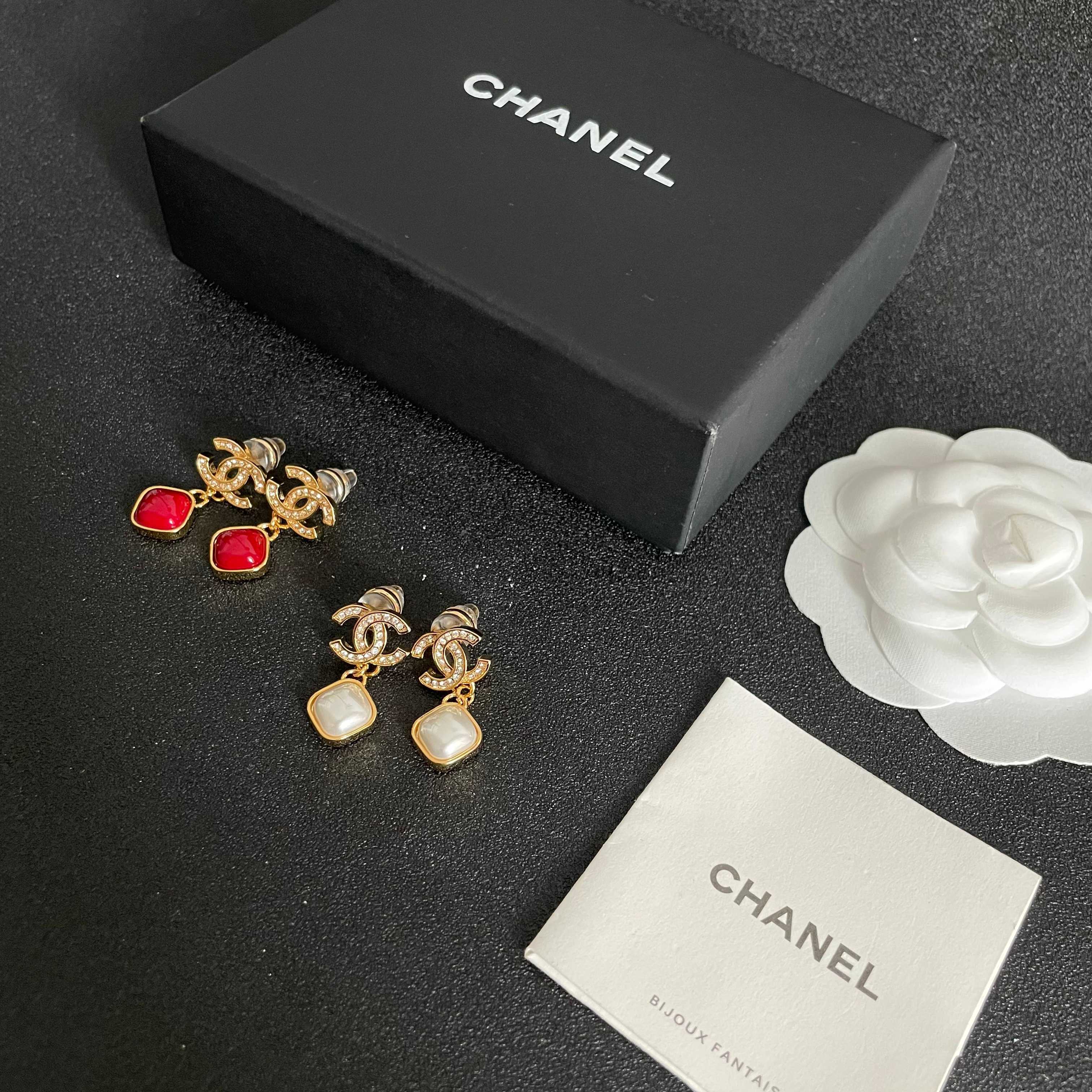 Chanel香奈儿 中古 字母 耳钉👀小香家的款式真心无需多介绍😘🎶每一款都超好看，精致大方，非常显气质