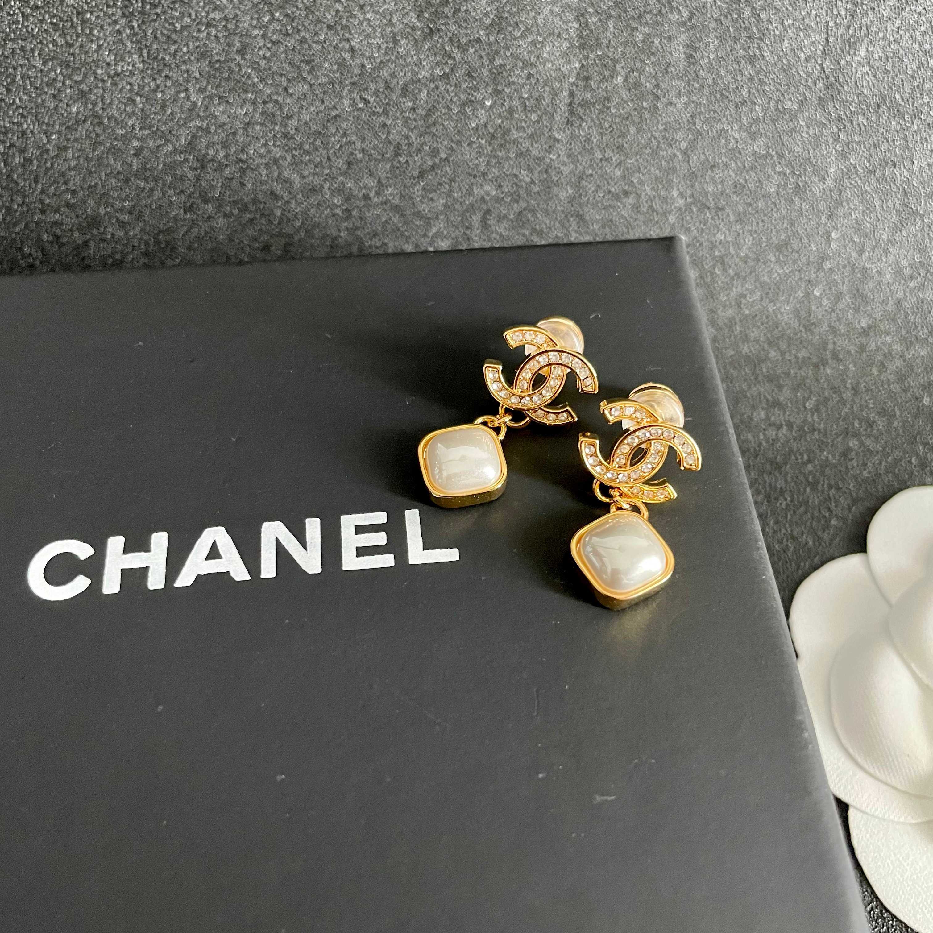 Chanel香奈儿 中古 字母 耳钉👀小香家的款式真心无需多介绍😘🎶每一款都超好看，精致大方，非常显气质