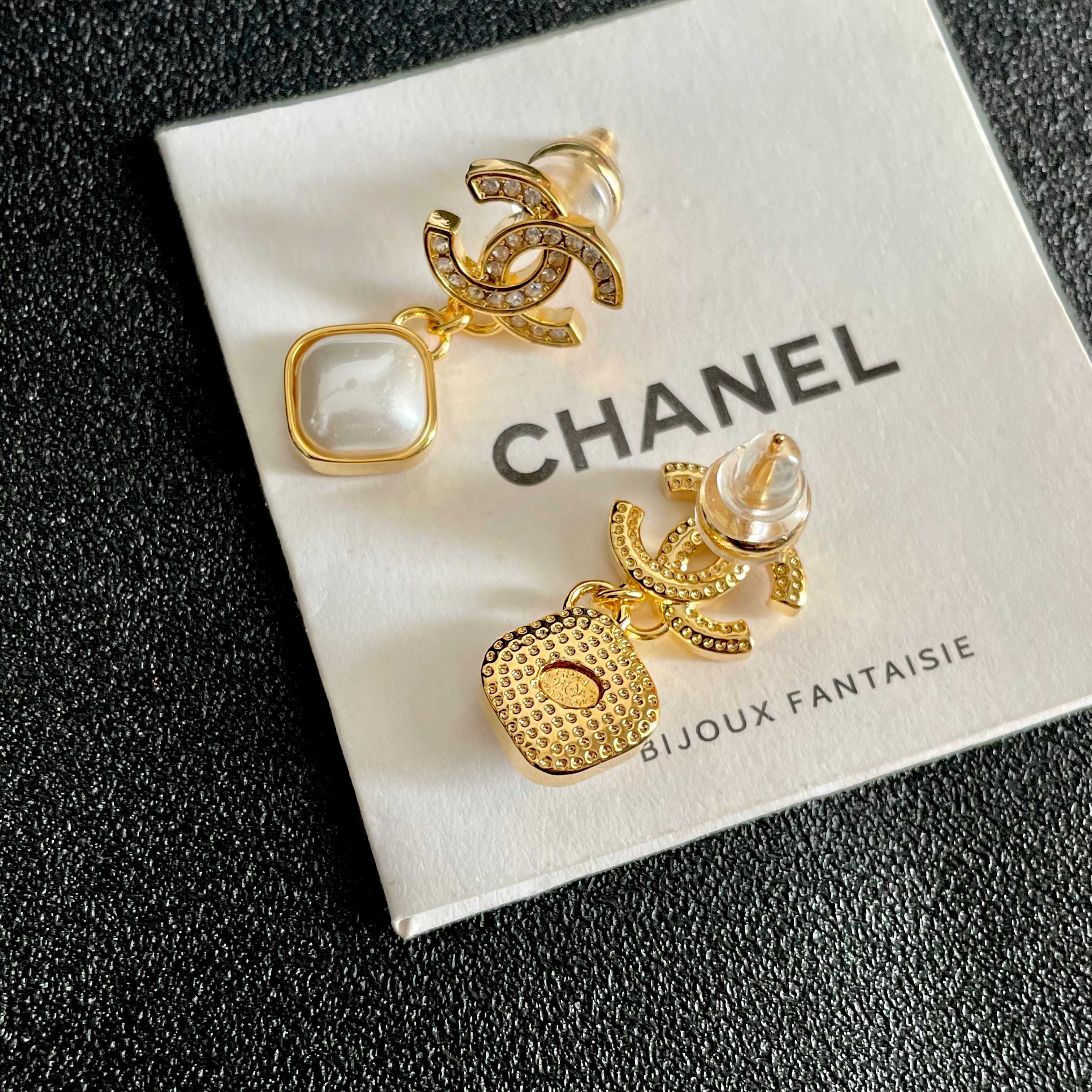 Chanel香奈儿 中古 字母 耳钉👀小香家的款式真心无需多介绍😘🎶每一款都超好看，精致大方，非常显气质