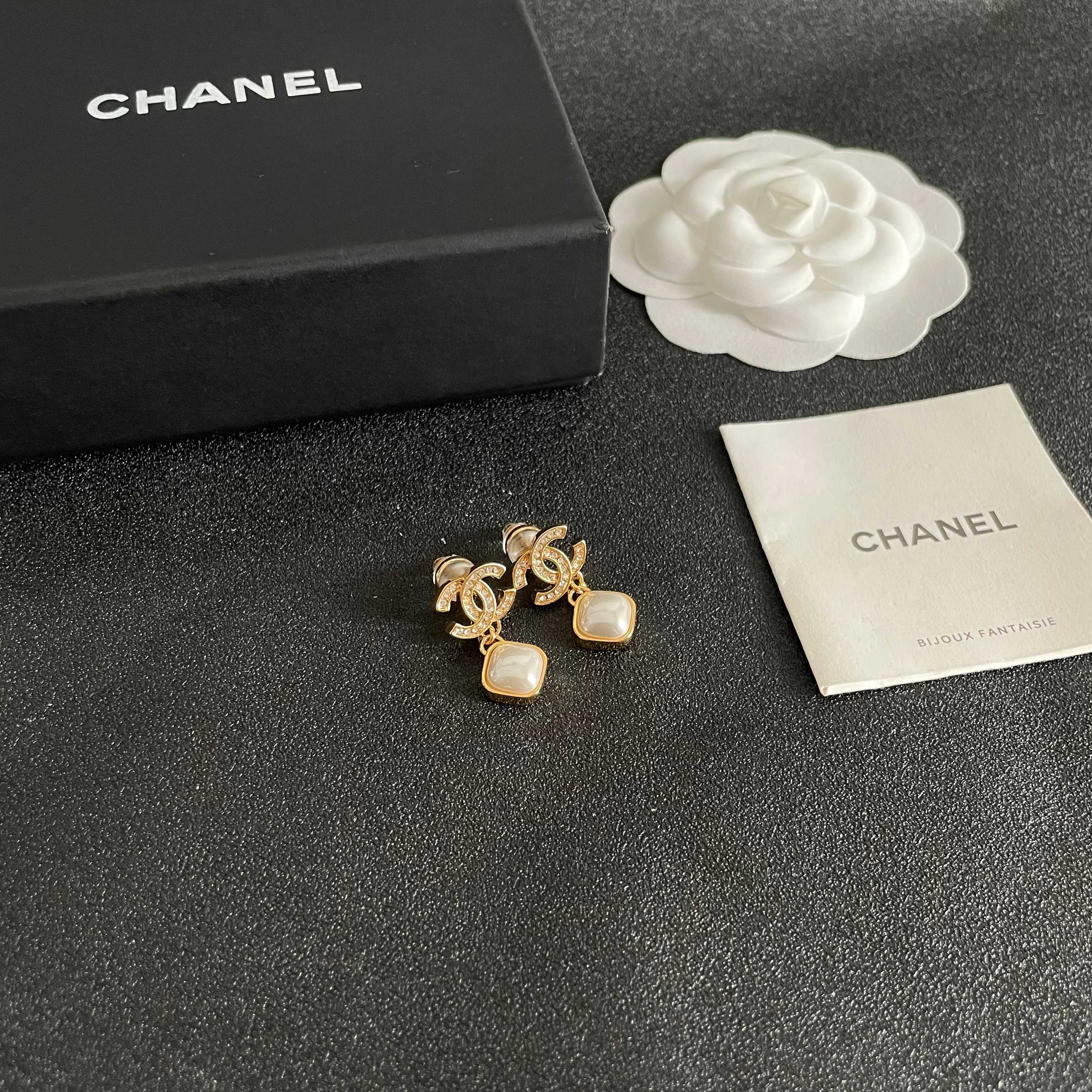 Chanel香奈儿 中古 字母 耳钉👀小香家的款式真心无需多介绍😘🎶每一款都超好看，精致大方，非常显气质