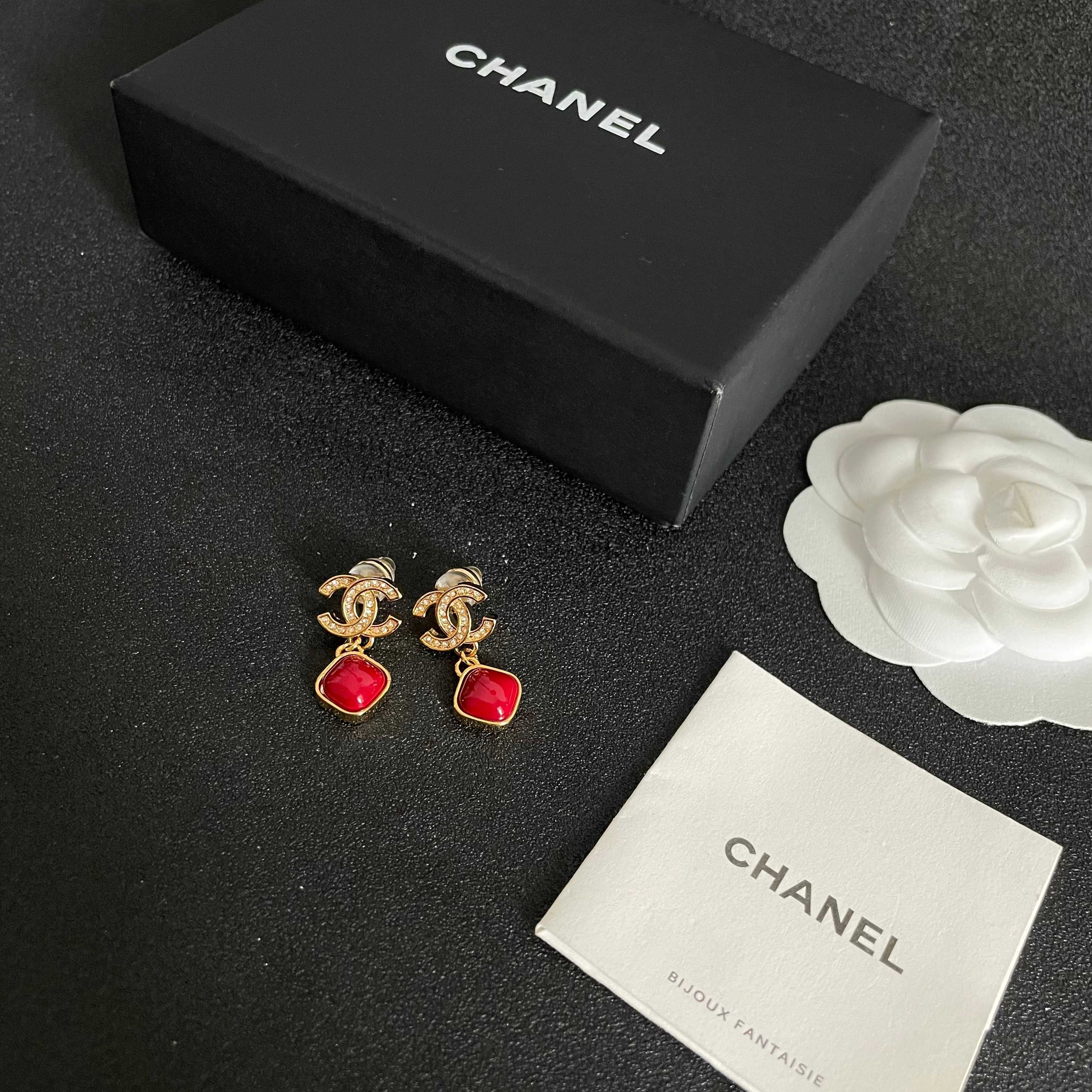Chanel香奈儿 中古 字母 耳钉👀小香家的款式真心无需多介绍😘🎶每一款都超好看，精致大方，非常显气质