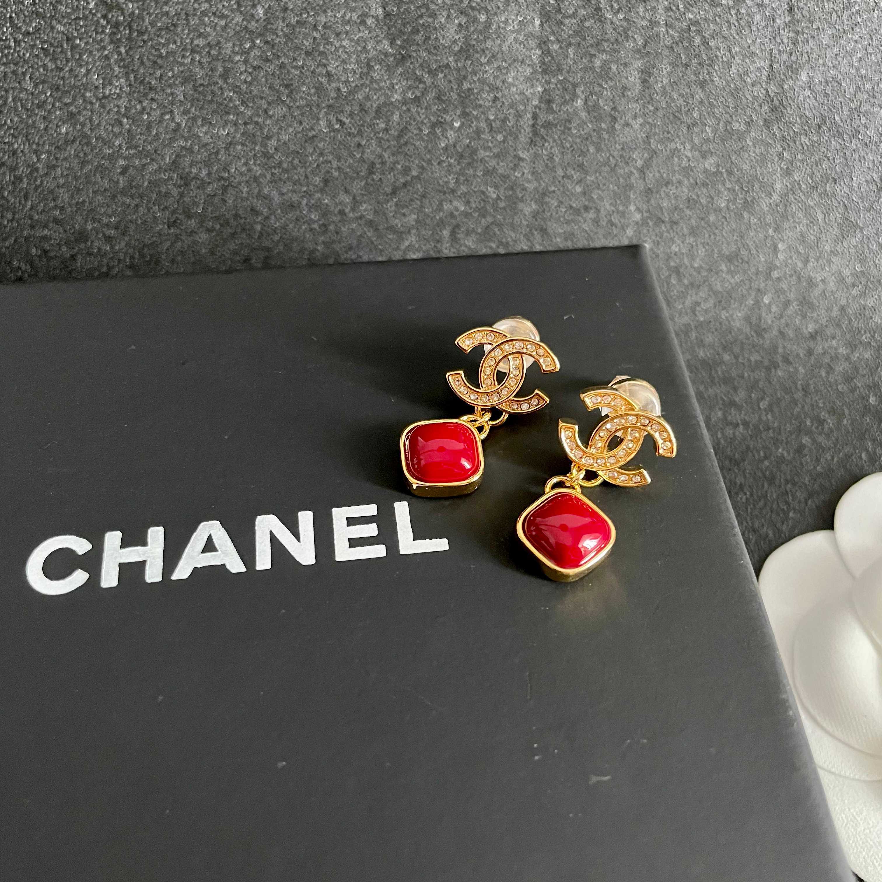 Chanel香奈儿 中古 字母 耳钉👀小香家的款式真心无需多介绍😘🎶每一款都超好看，精致大方，非常显气质