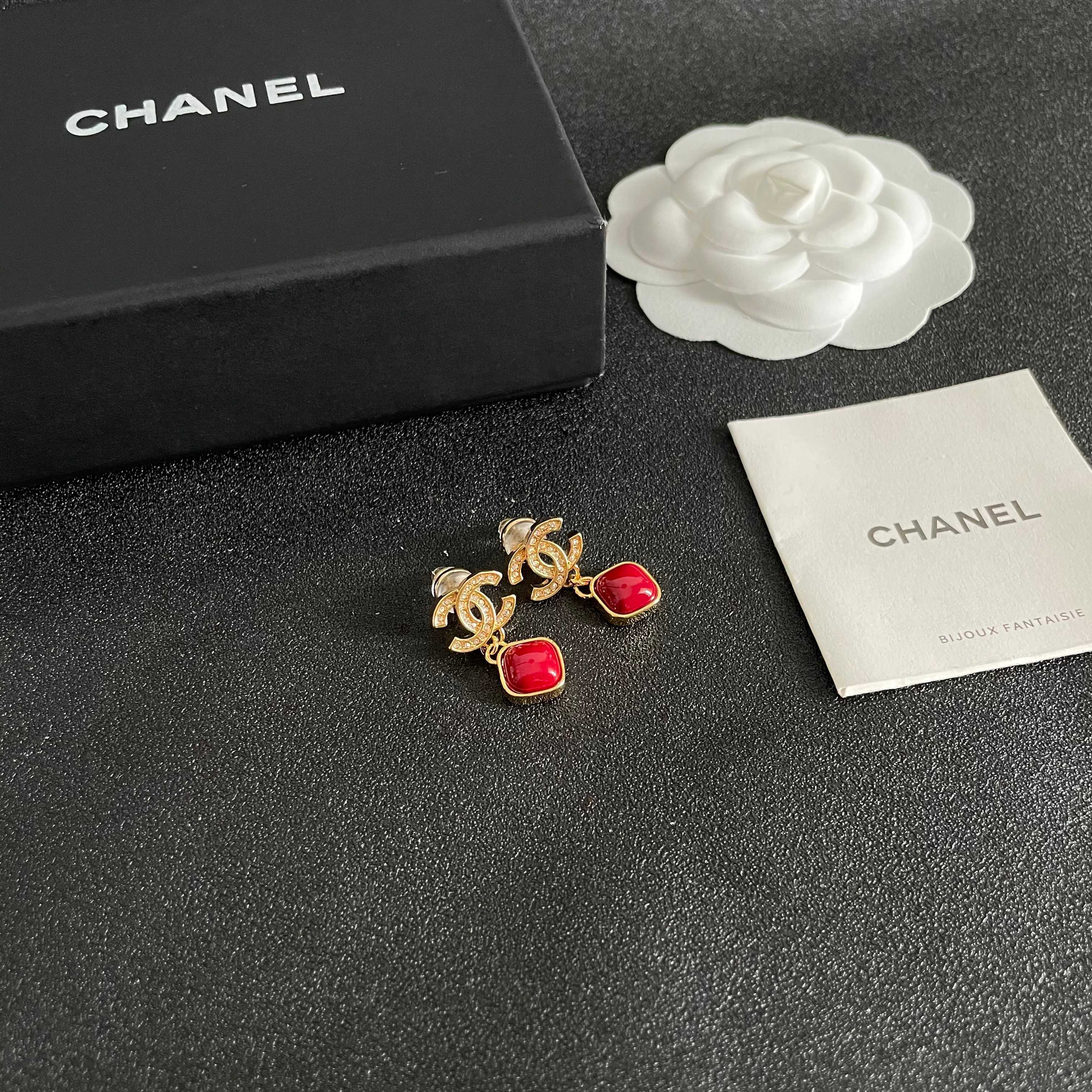 Chanel香奈儿 中古 字母 耳钉👀小香家的款式真心无需多介绍😘🎶每一款都超好看，精致大方，非常显气质