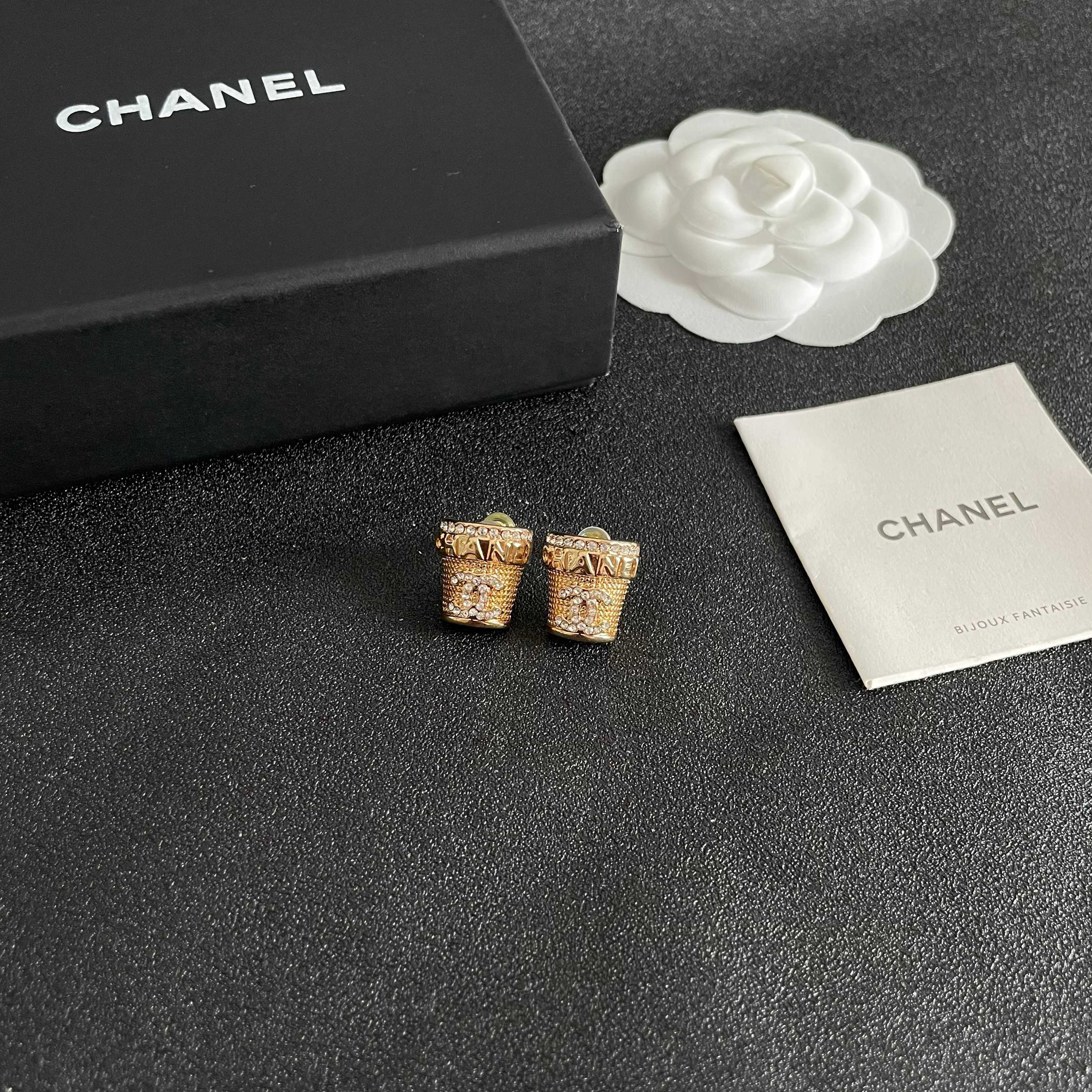 Chanel香奈儿 中古 字母 耳钉👀小香家的款式真心无需多介绍😘🎶每一款都超好看，精致大方，非常显气质