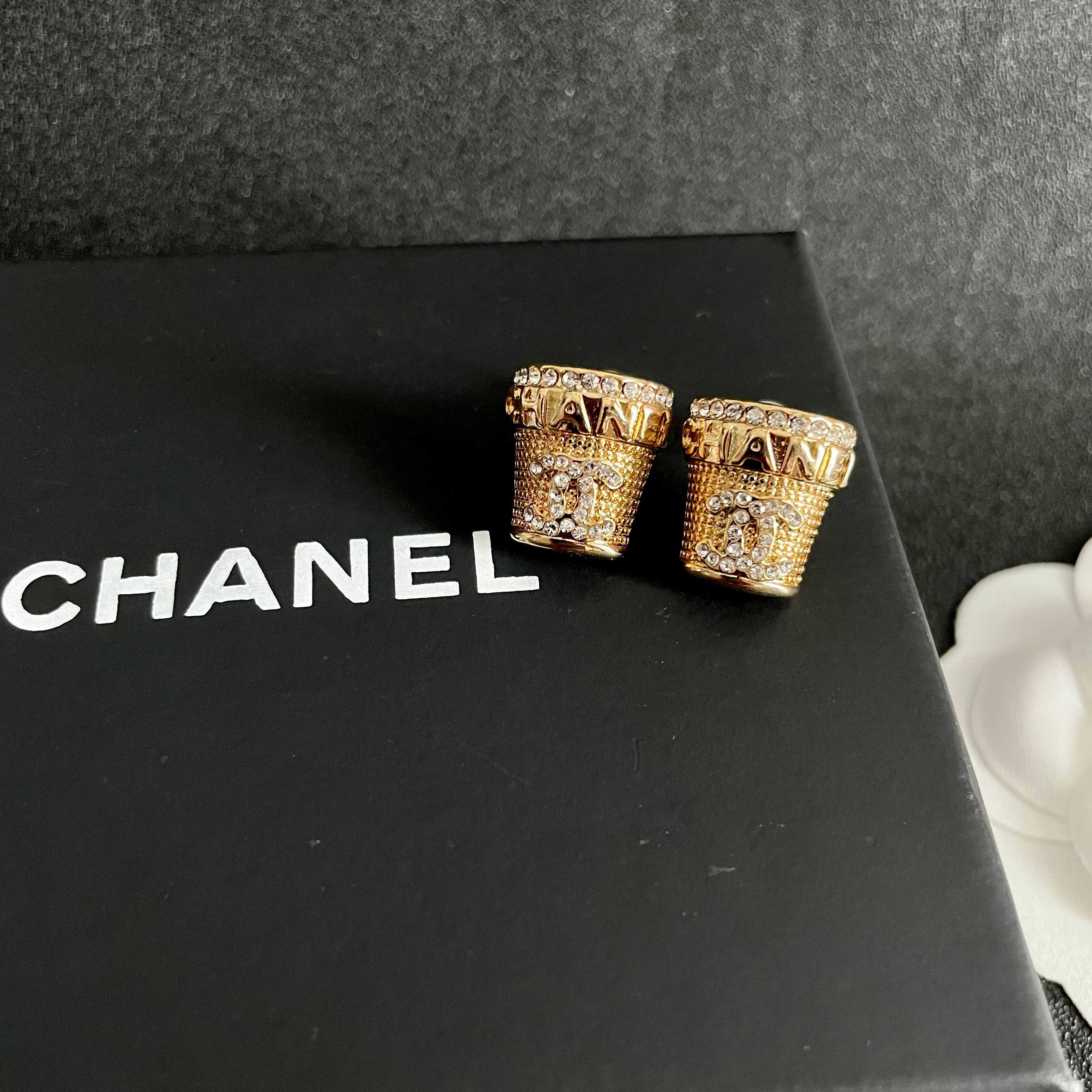 Chanel香奈儿 中古 字母 耳钉👀小香家的款式真心无需多介绍😘🎶每一款都超好看，精致大方，非常显气质