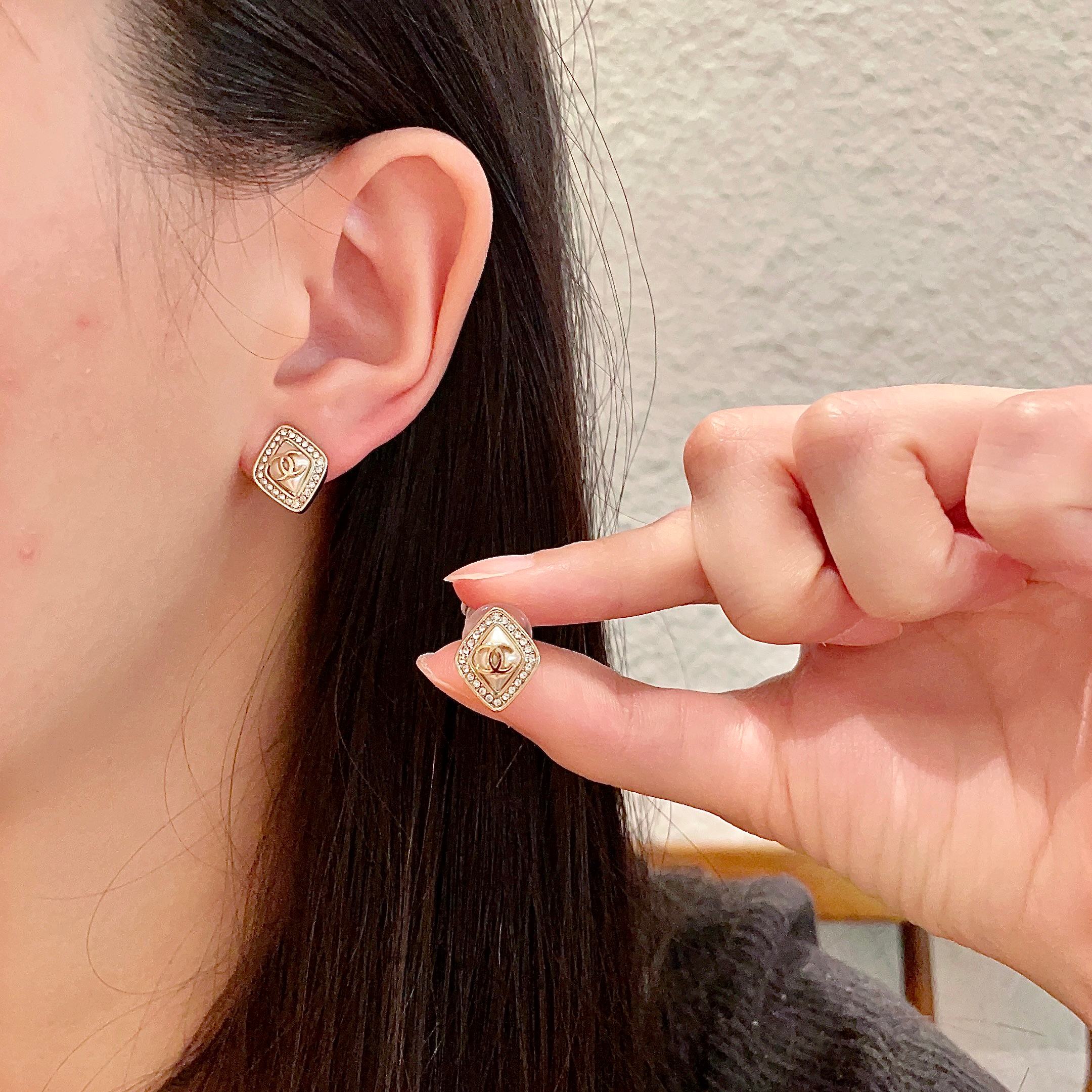 Chanel香奈儿 中古 字母 耳钉👀小香家的款式真心无需多介绍😘🎶每一款都超好看，精致大方，非常显气质