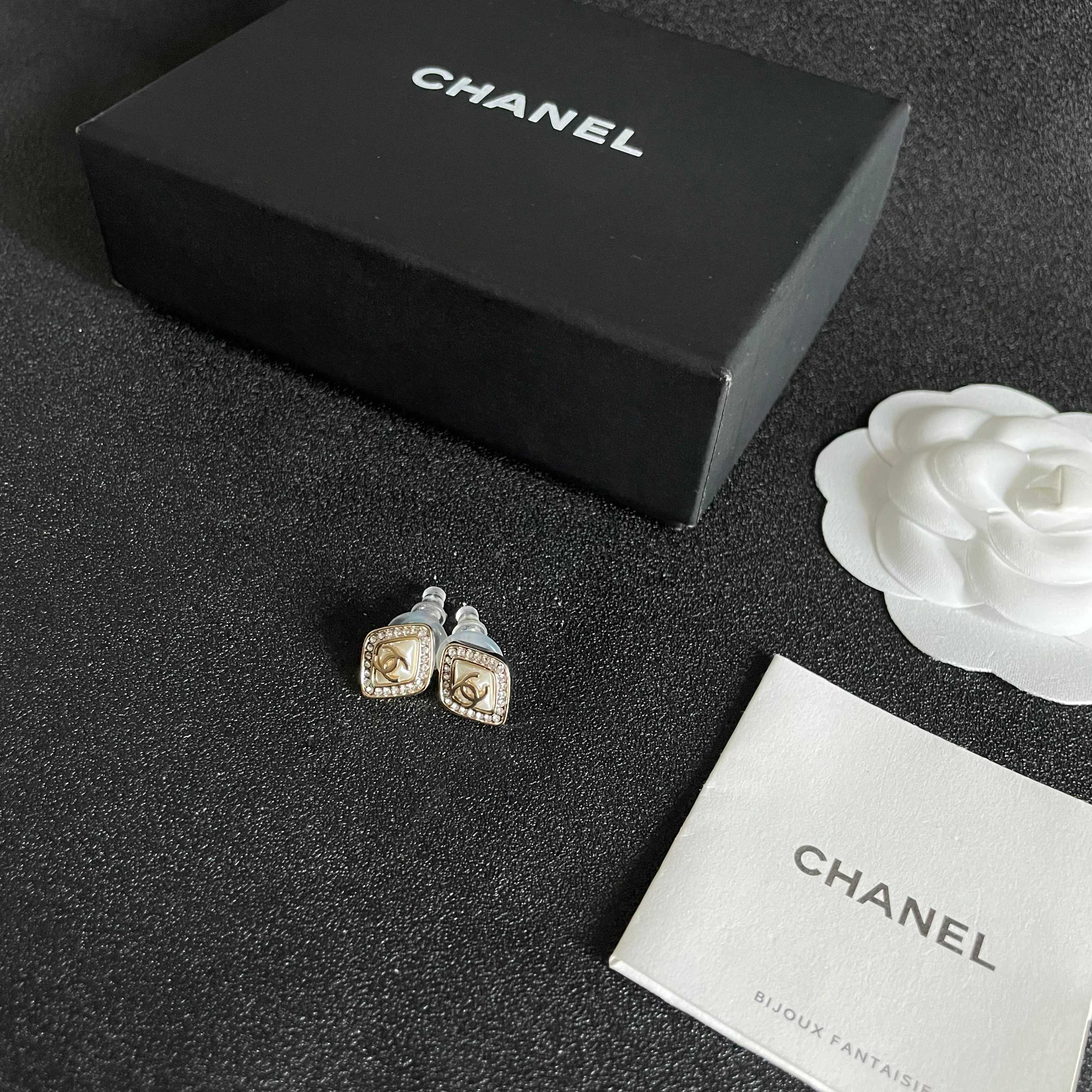 Chanel香奈儿 中古 字母 耳钉👀小香家的款式真心无需多介绍😘🎶每一款都超好看，精致大方，非常显气质
