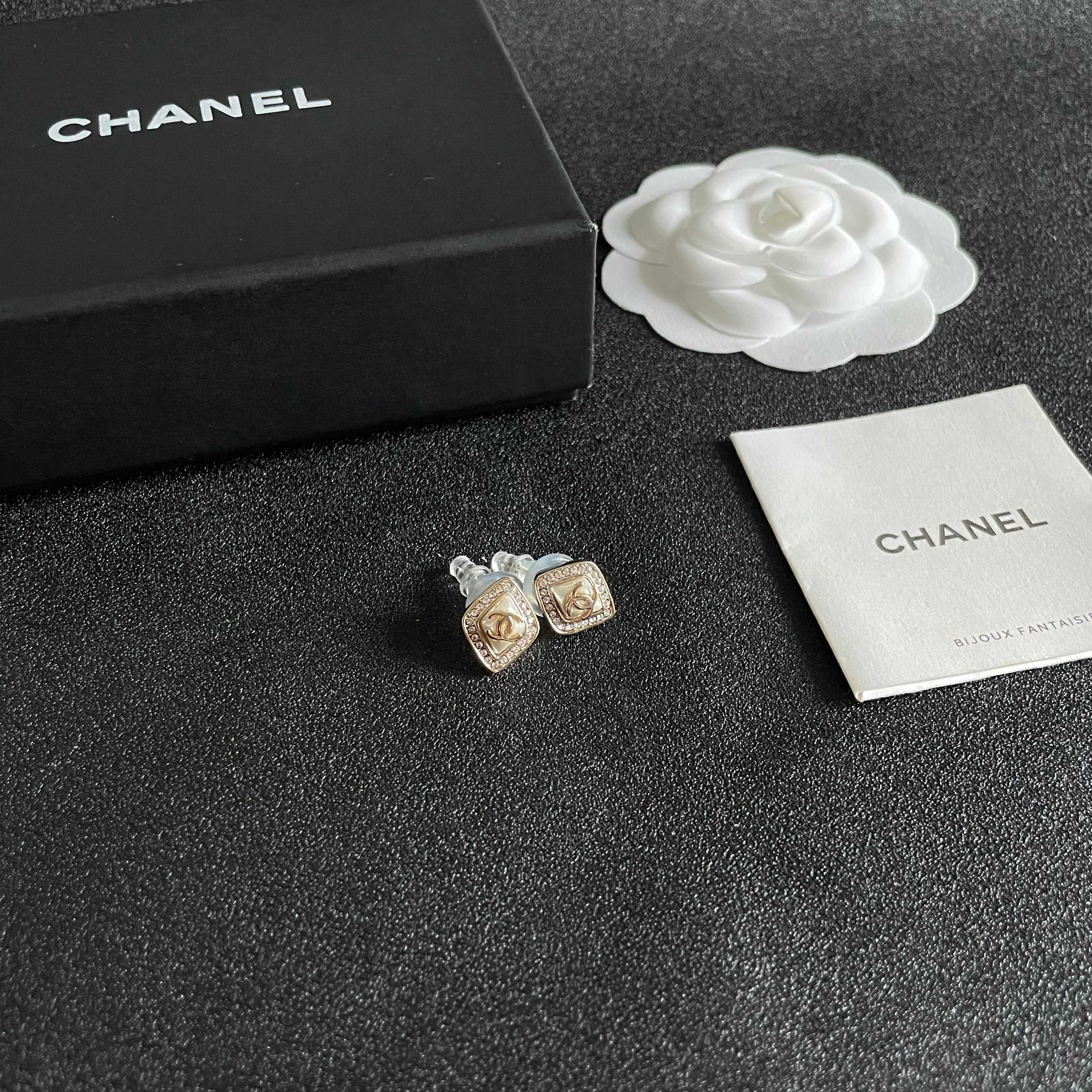 Chanel香奈儿 中古 字母 耳钉👀小香家的款式真心无需多介绍😘🎶每一款都超好看，精致大方，非常显气质