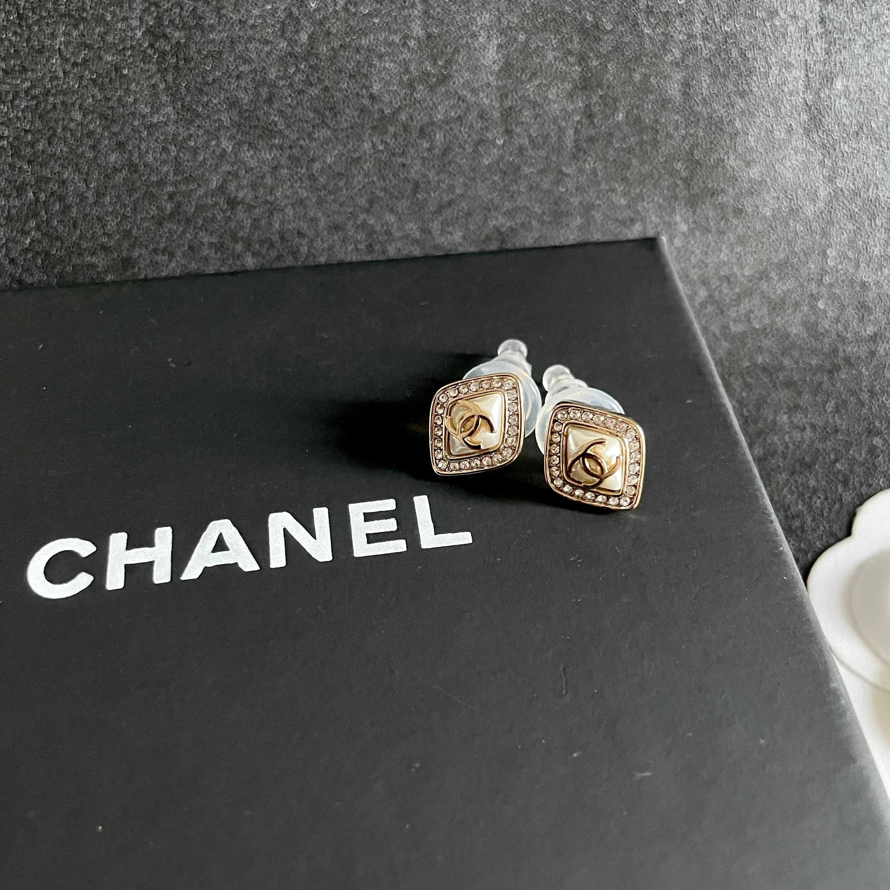 Chanel香奈儿 中古 字母 耳钉👀小香家的款式真心无需多介绍😘🎶每一款都超好看，精致大方，非常显气质